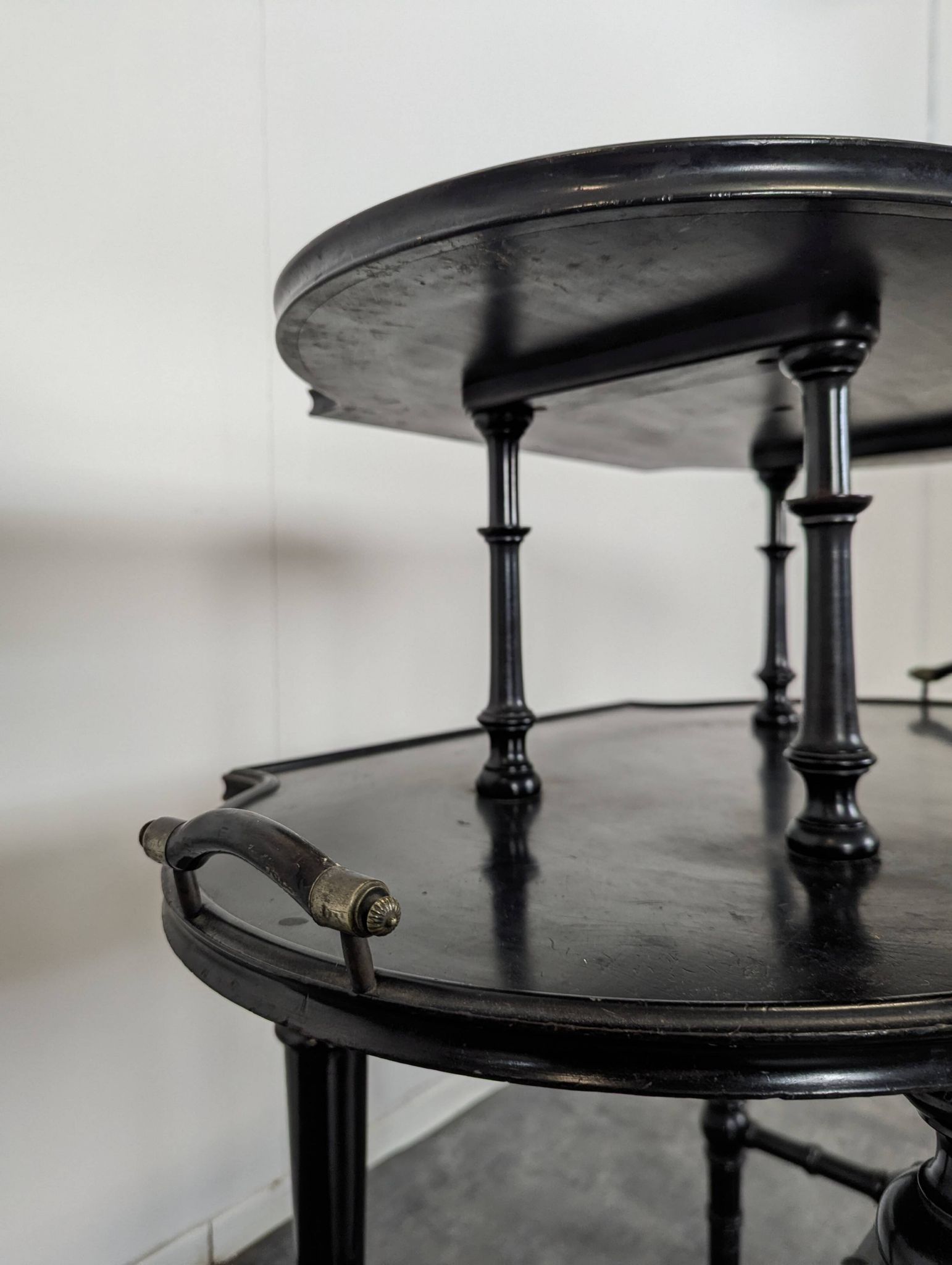 Table à thé en bois noirci époque Napoléon III