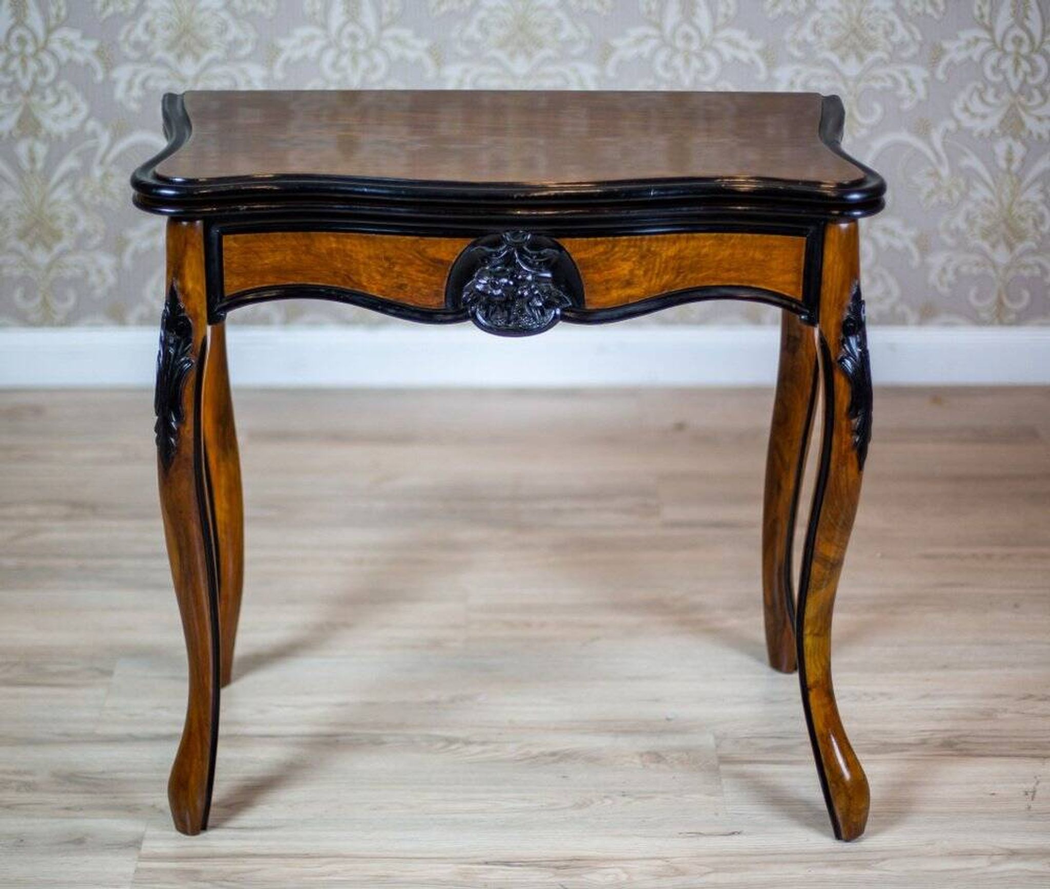 Table de jeu en noyer Louis Philippe antique, années 1890.