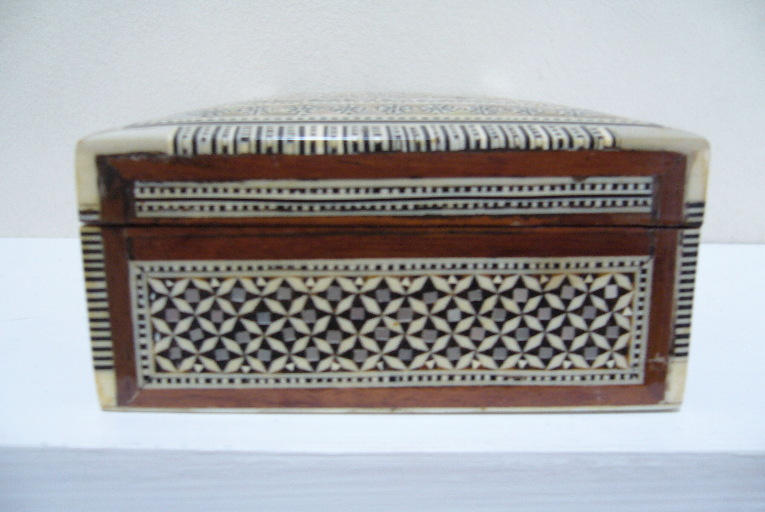 Box box in mother-of-pearl marquetry in oriental style