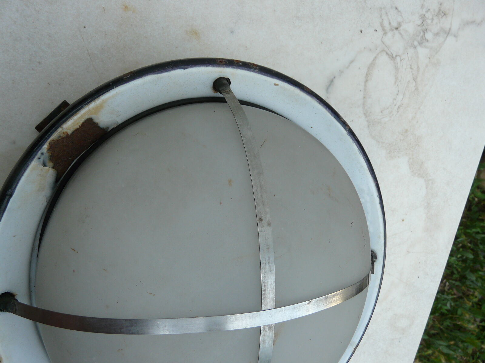 Applique en fonte émaillée blanche bordure bleue diamètre 30cm.