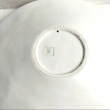 White resin planter in saucer shape - futuristic movement