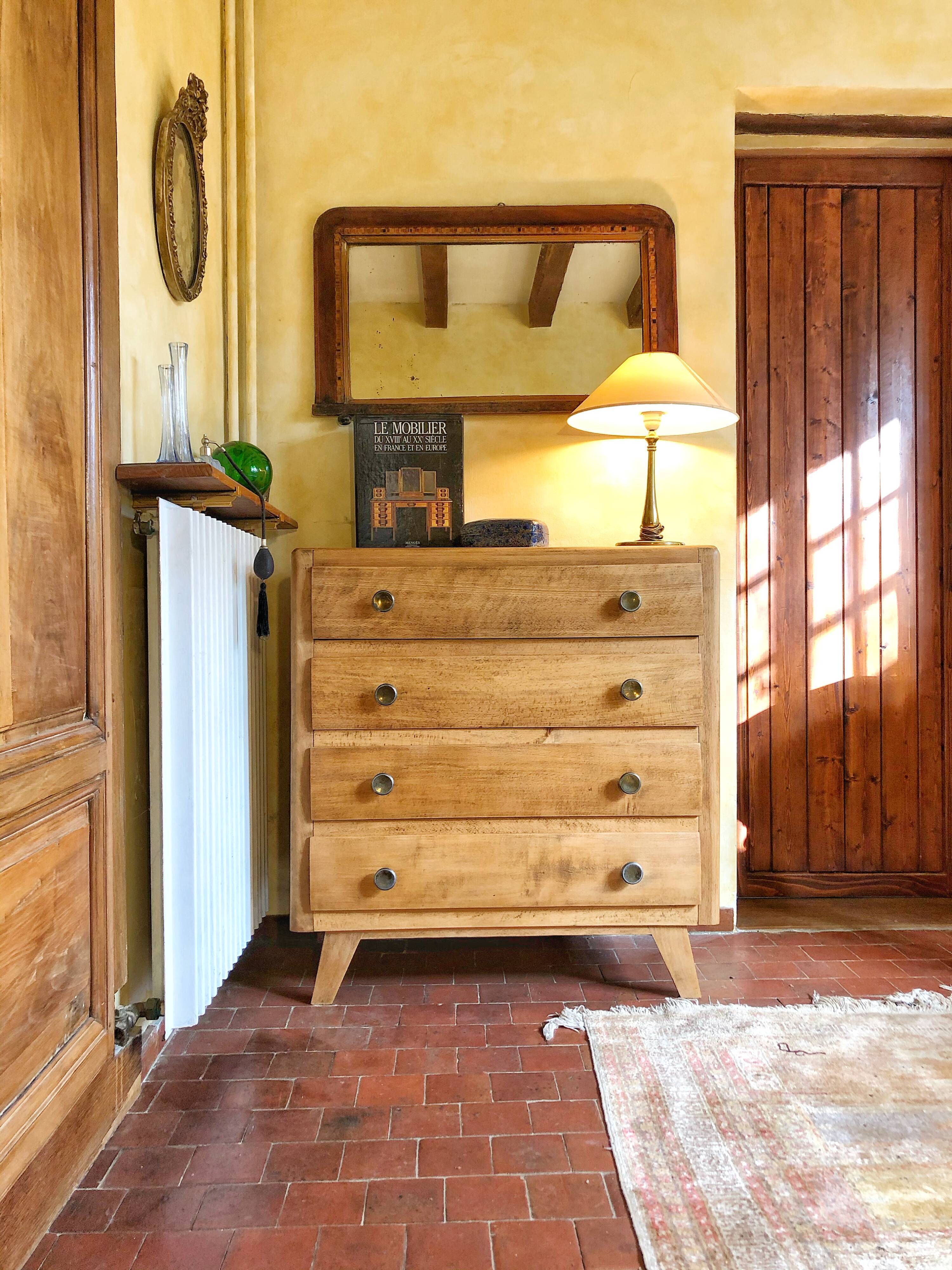 Dresser compass feet