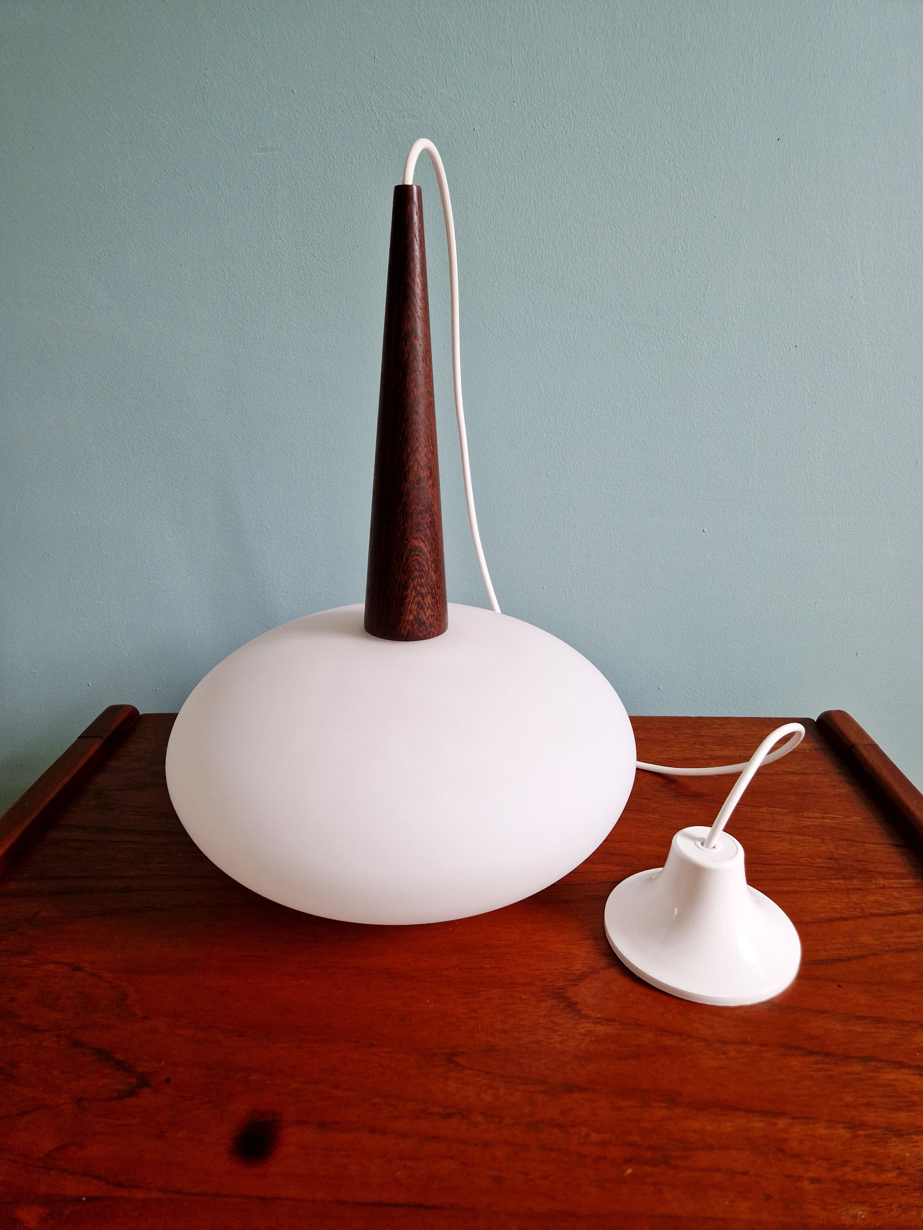 Scandinavian suspension in teak and white opaline, Louis Kalff, Philips, 1960.