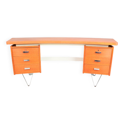Bureau Boomerang de Cees Braakman avec pieds en triangle pour Pastoe, design néerlandais, années 1950.