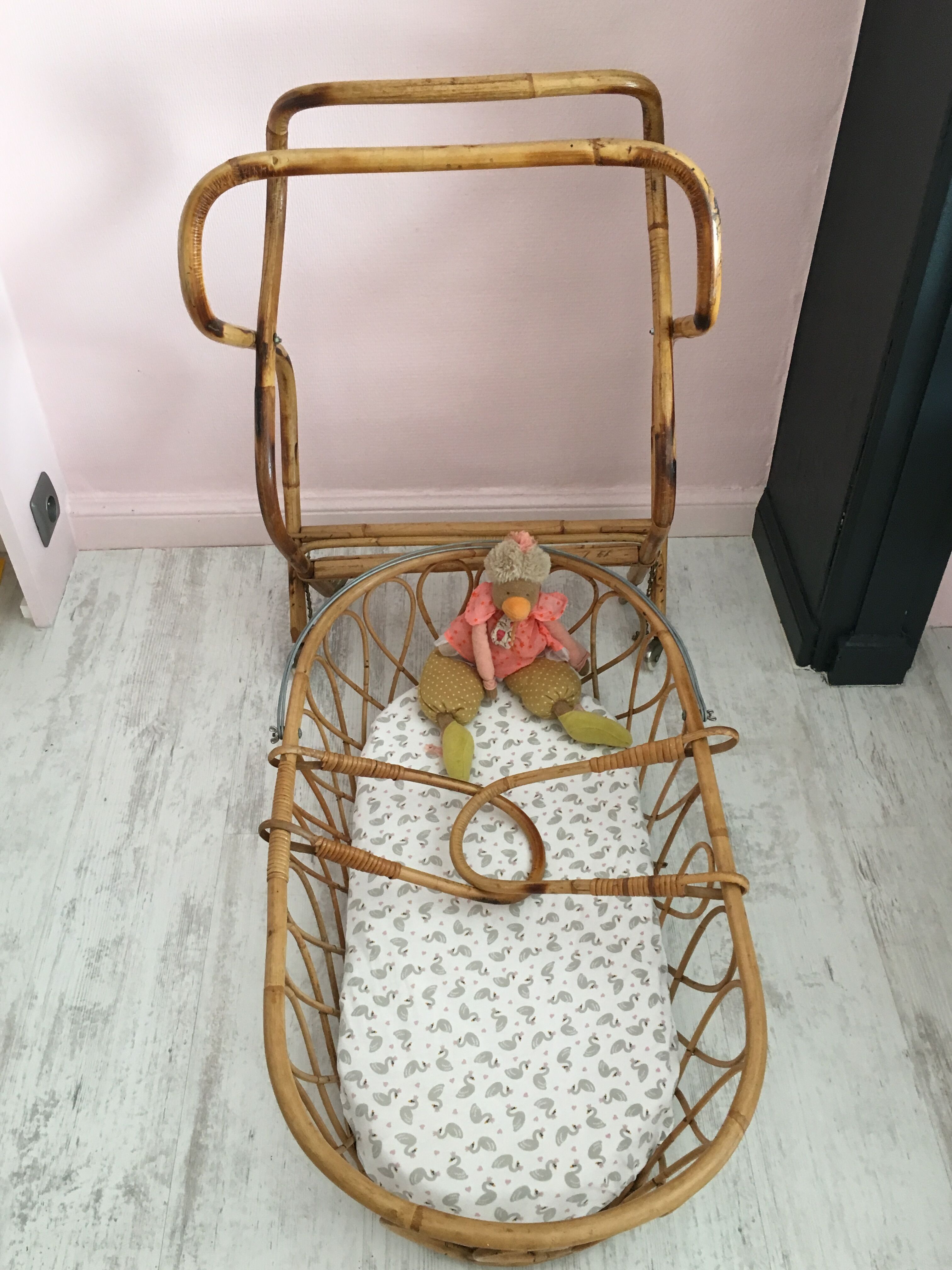 Rattan cradle on foot