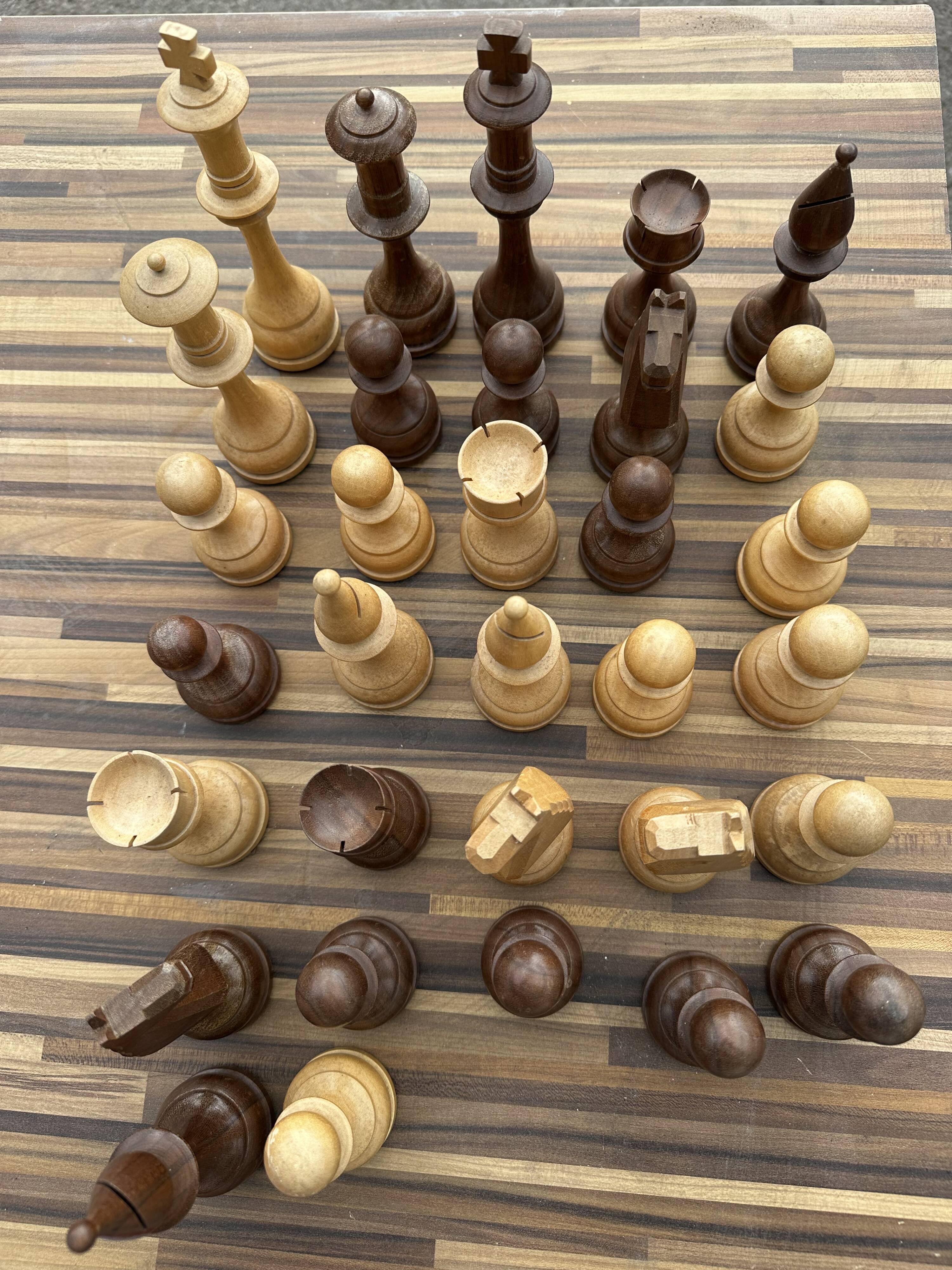 32 Staunton chess pieces in turned boxwood
