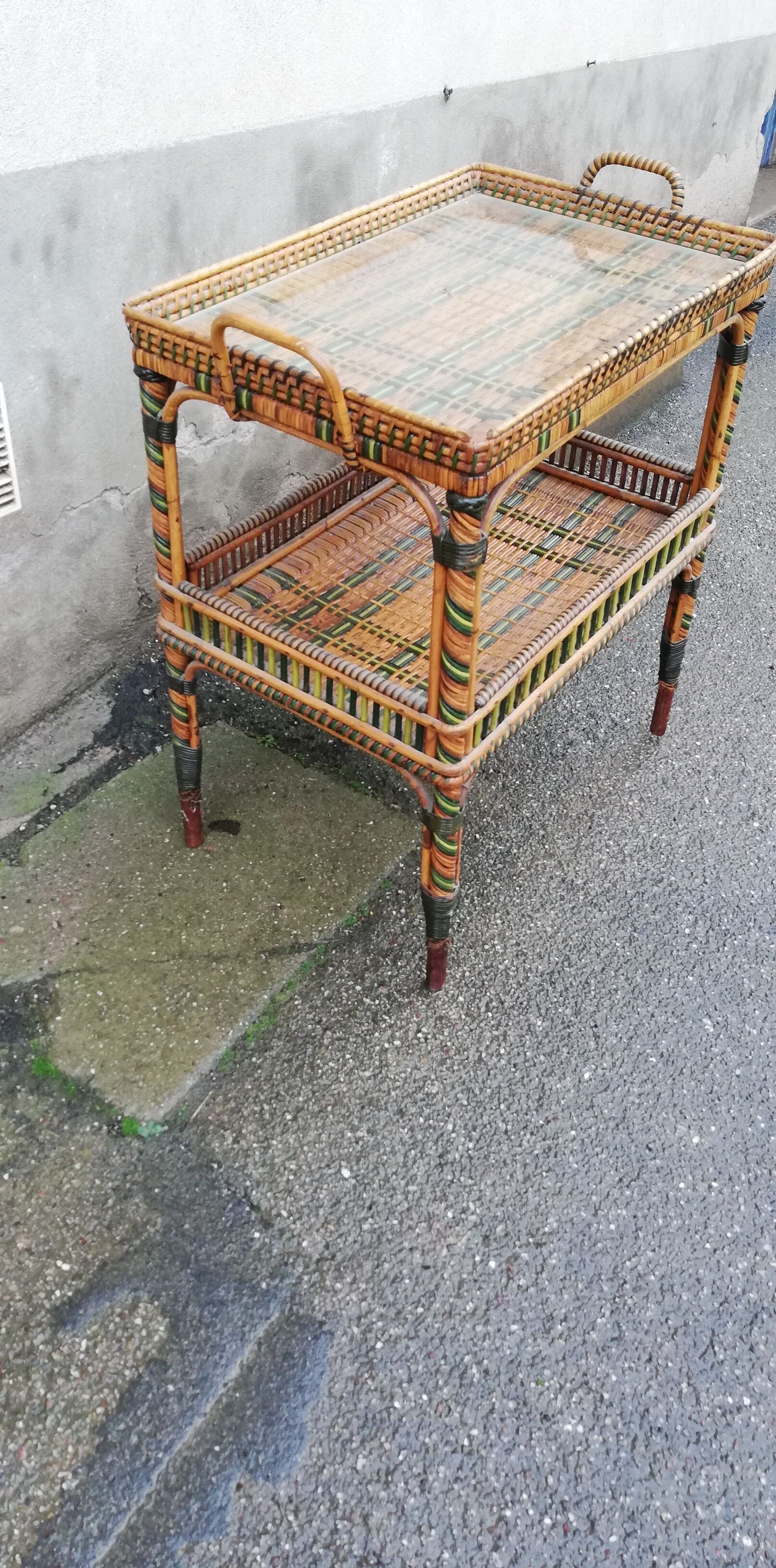 Vintage rattan service