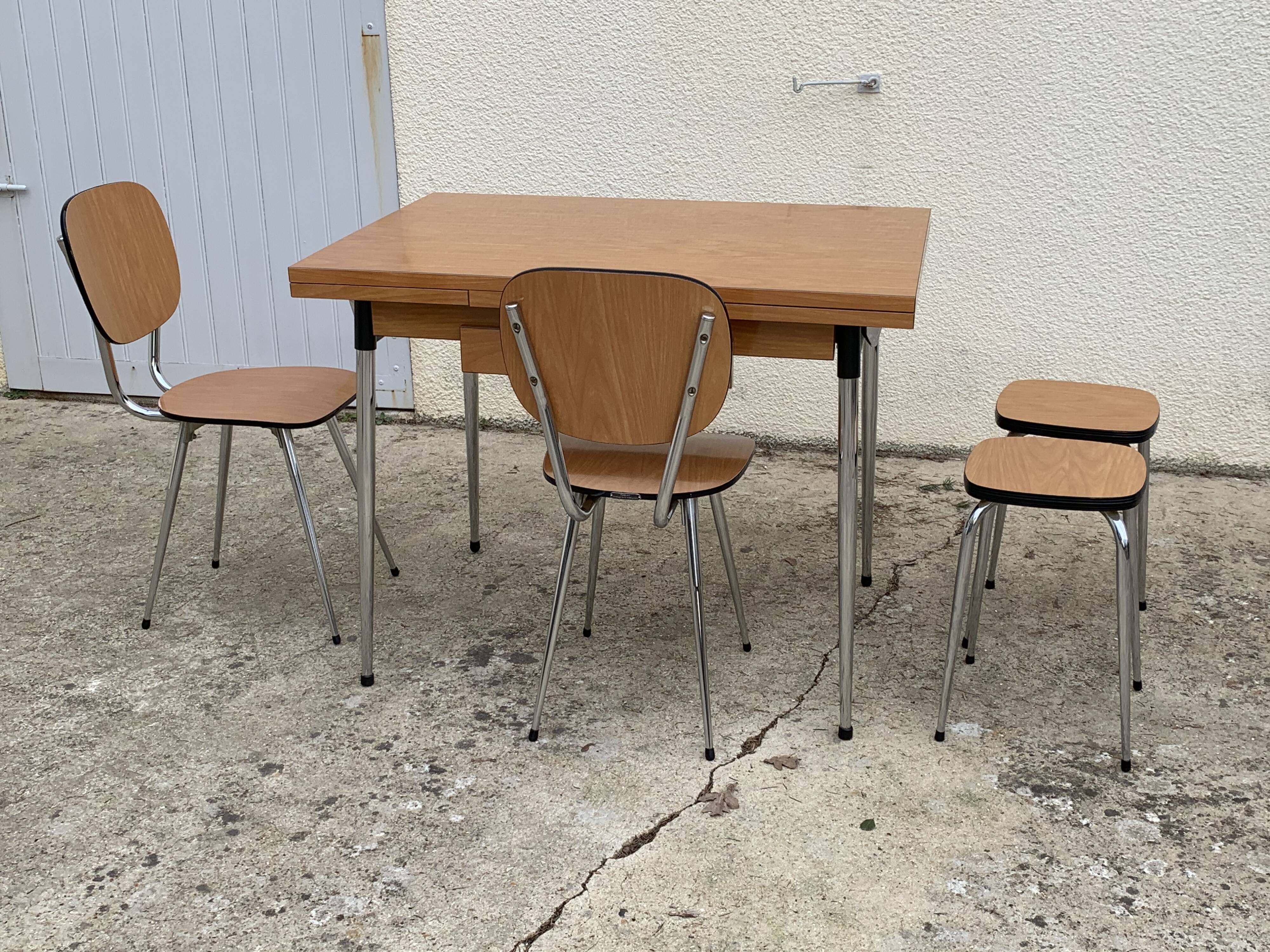 Chairs and stools Formica feet compass Tublac