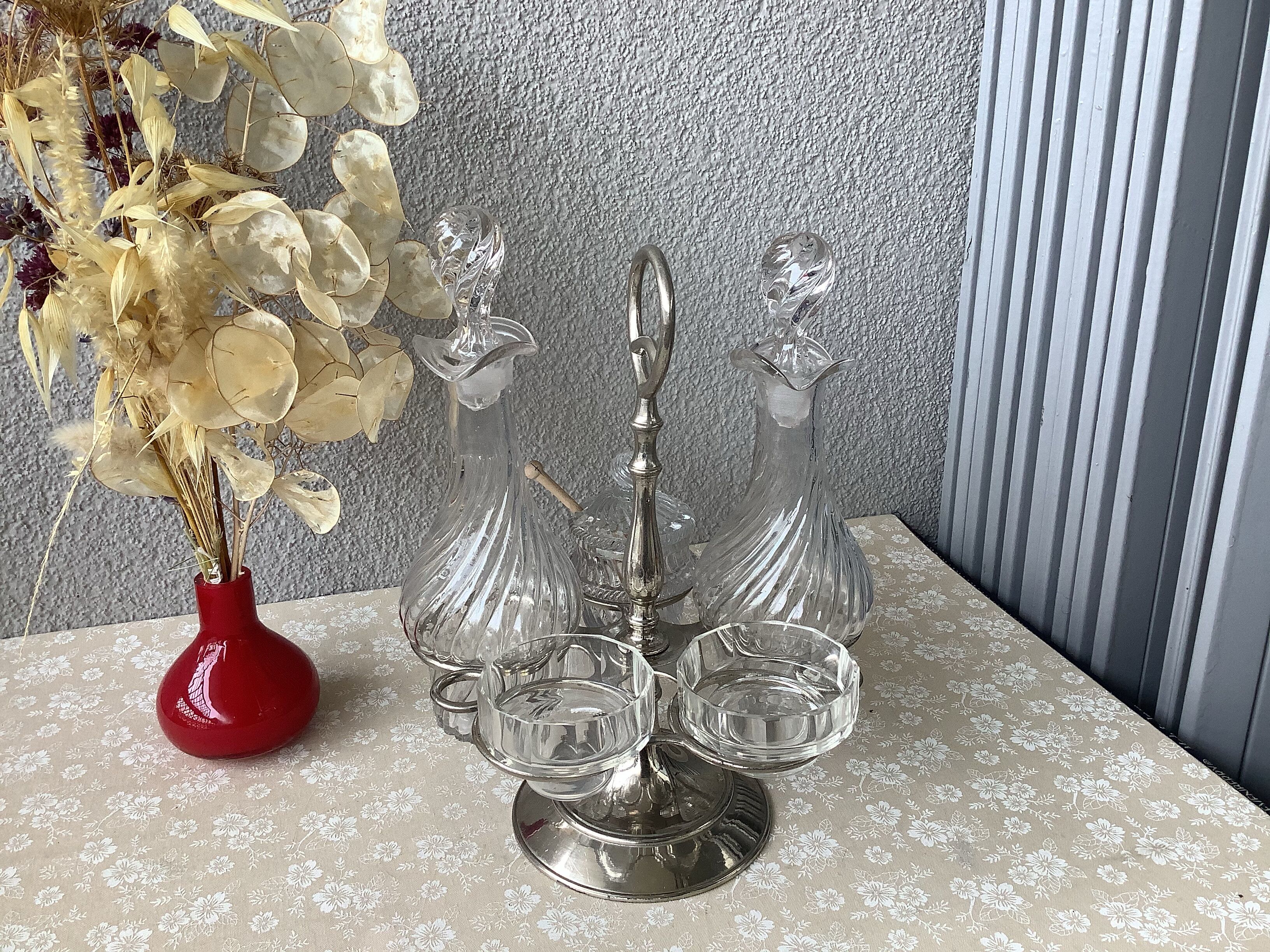 Serviteur huile et vinaigre sel poivre et moutarde