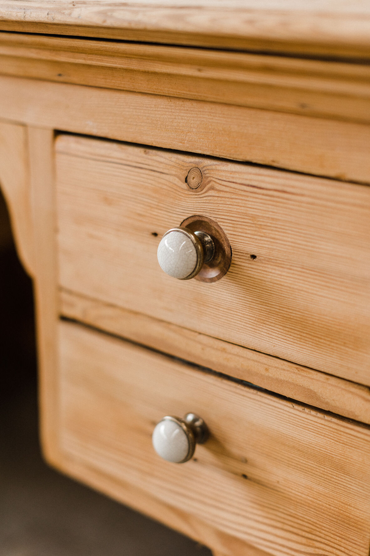 Bureau en pin penché « Achillé » – Poignées émaillées