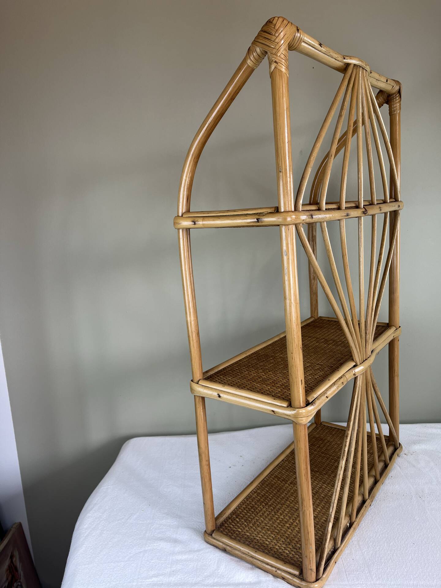 Étagère en rotin vintage 
