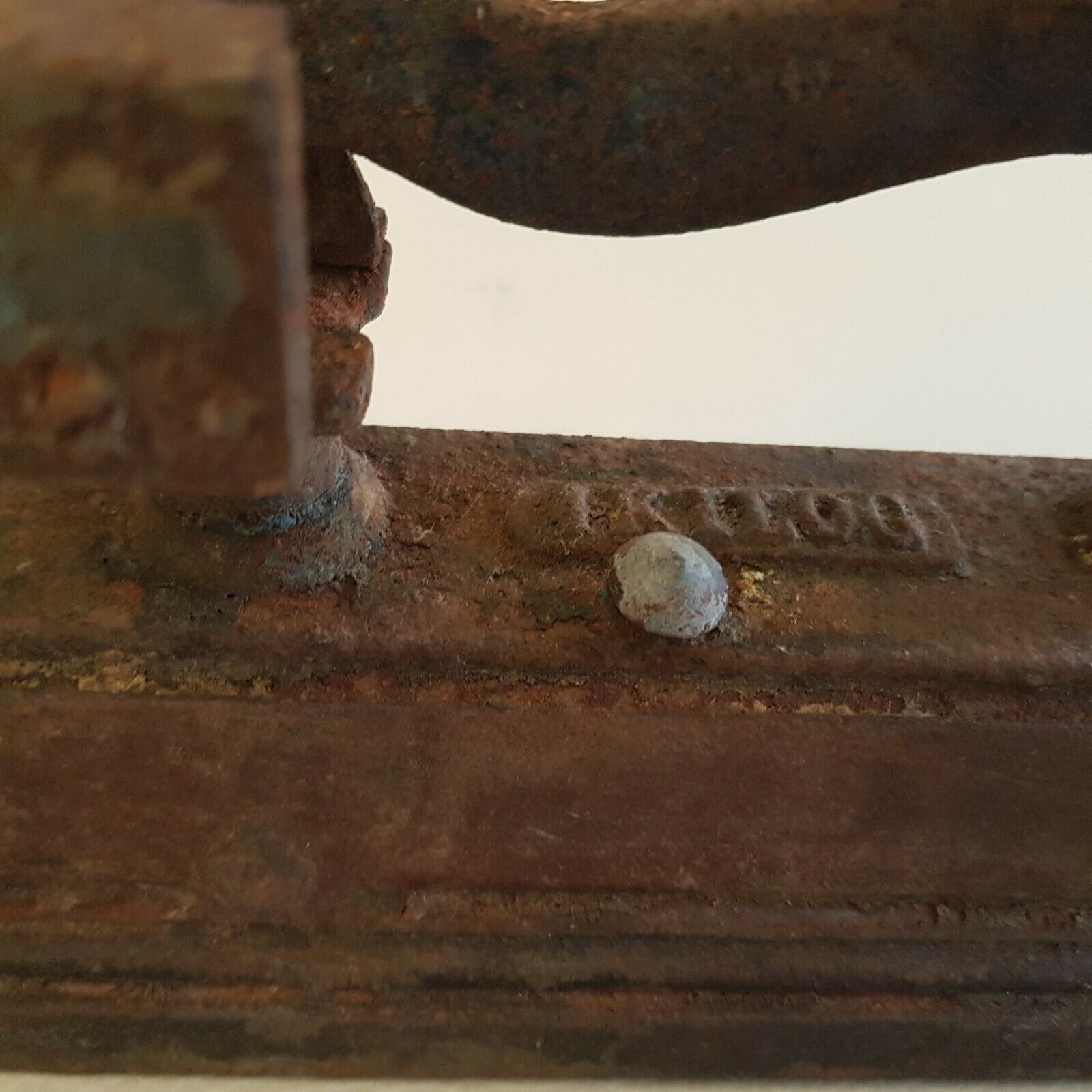 Old small scale in cast iron and copper