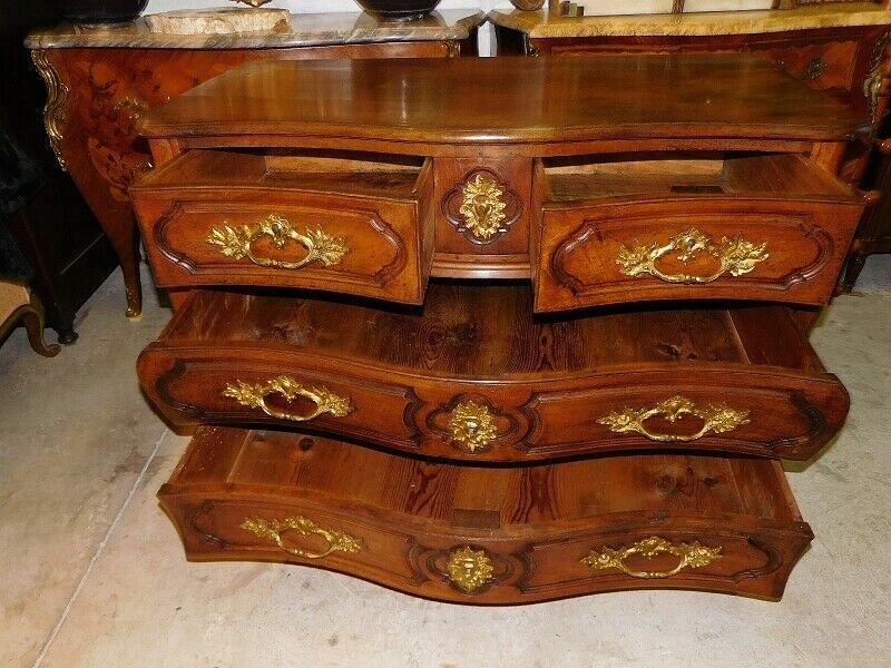 Commode Louis XV tombeau en noyer du XVIIème siècle