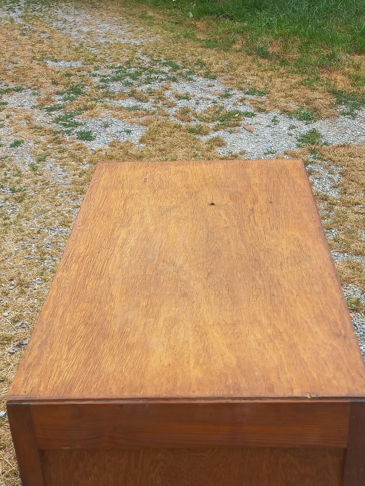 Vintage 1950s chest of drawers with tapered legs and 5 drawers.