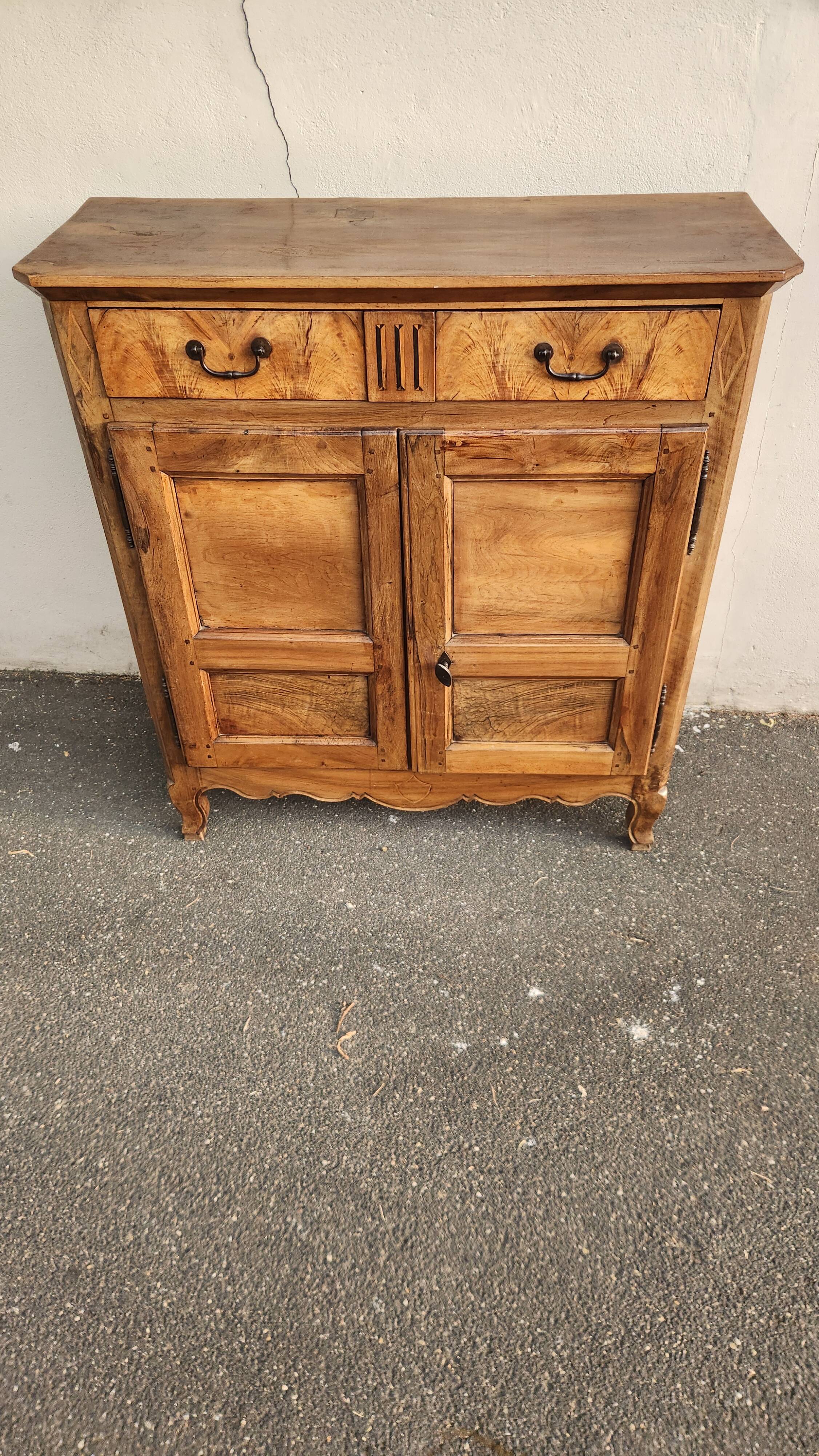 Buffet bas ancien en bois massif XVIII