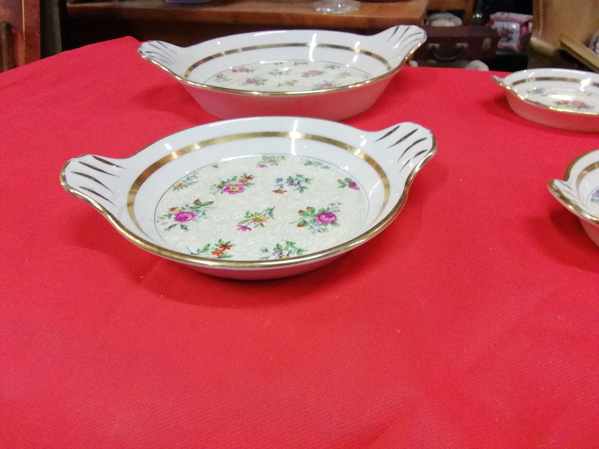 4 dishes or flowery ramekins