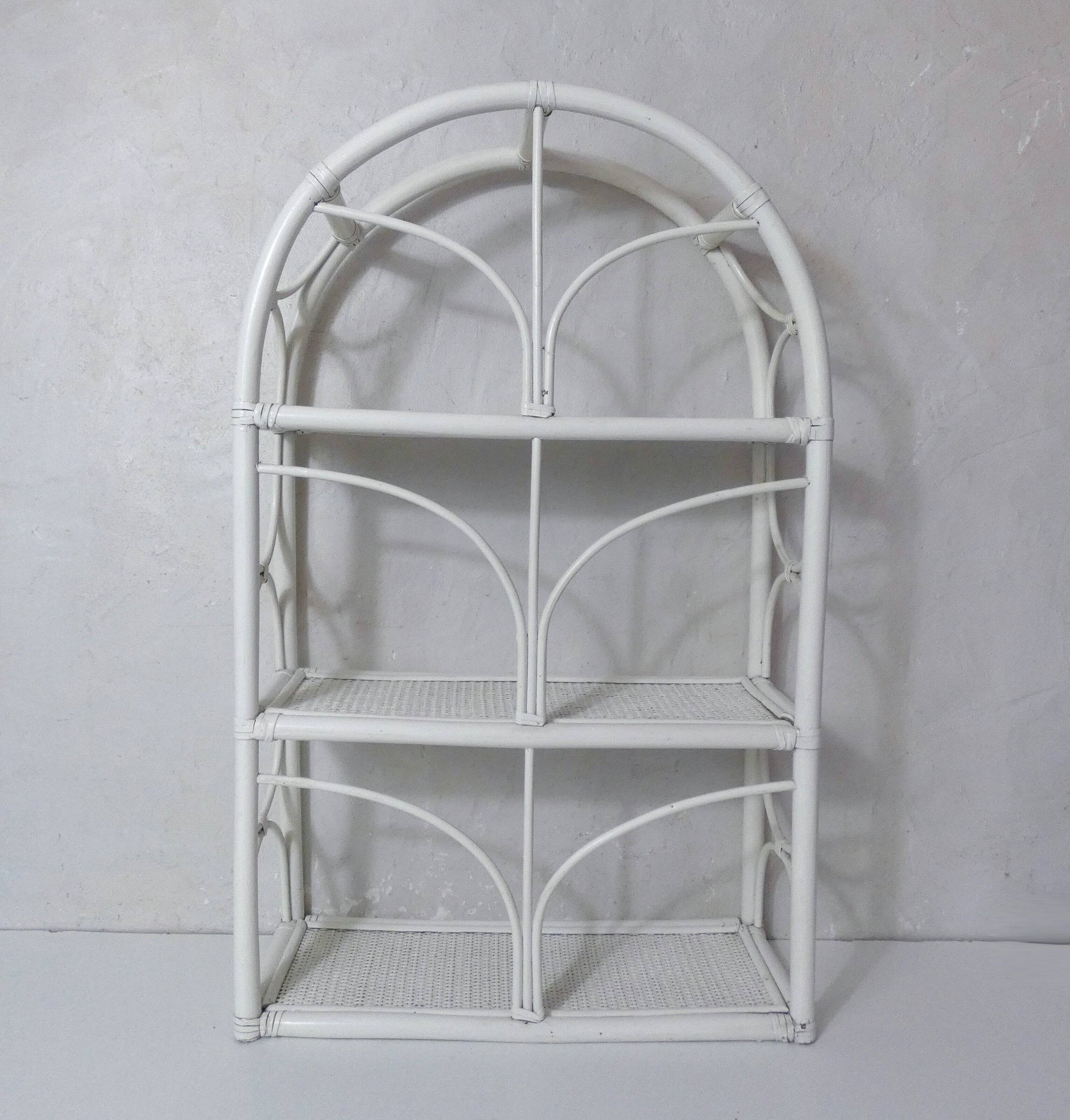 Étagère blanche en rotin