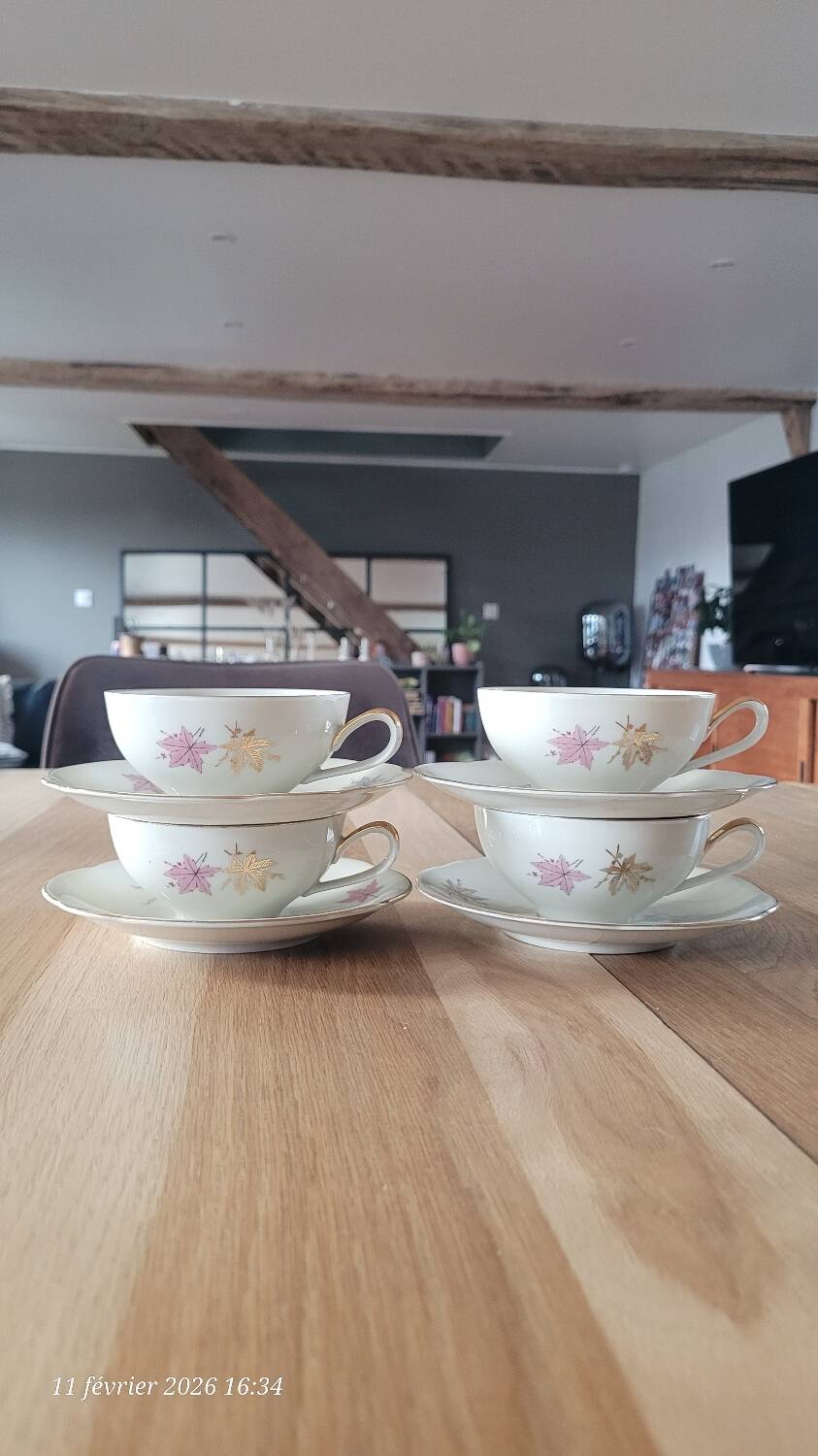 4 cups and saucers made of fine porcelain from Bavaria.