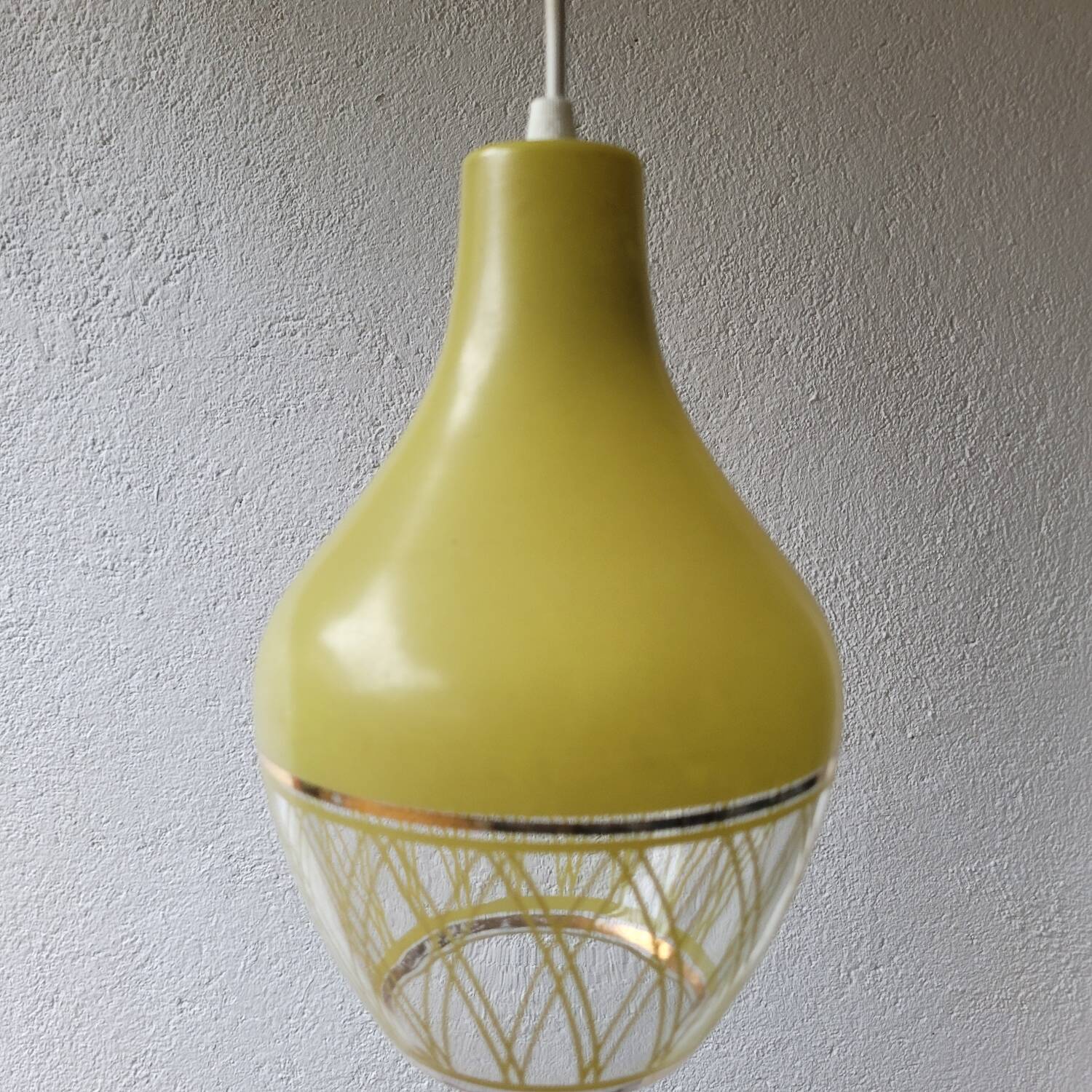 Suspension en verre opalin jaune chartreuse & décor géométrique doré