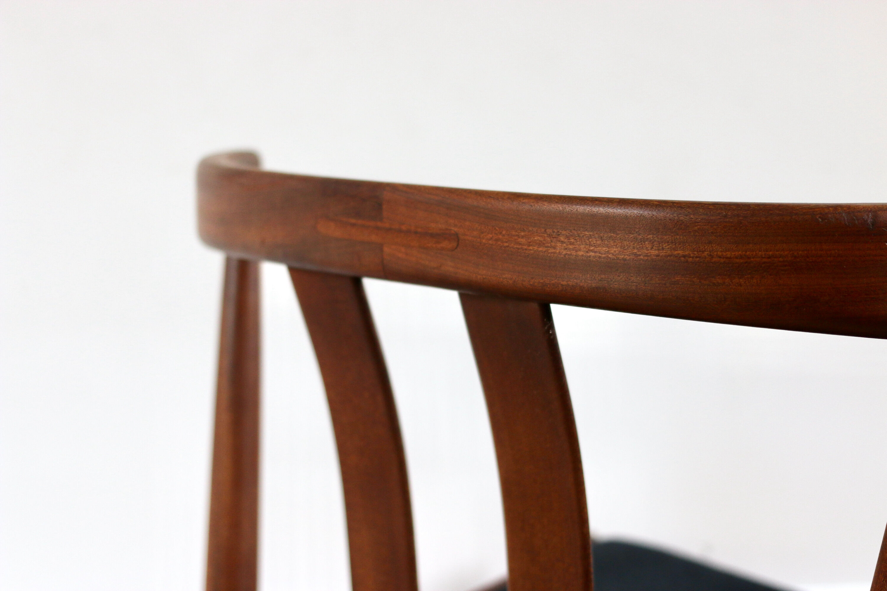 Serie de 5 chaises scandinaves teck 1960