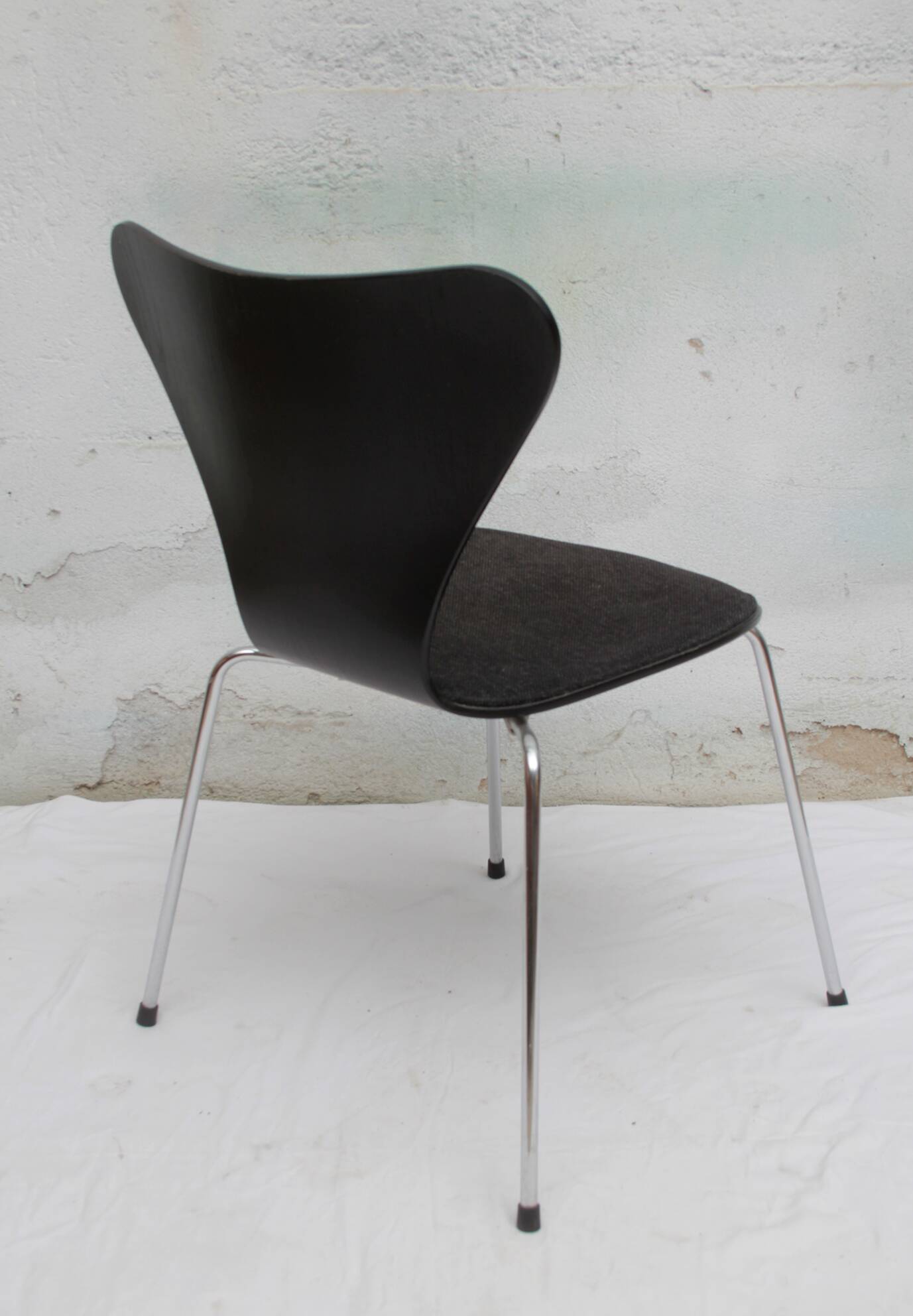 Chair 3107 Arne Jacobsen in black with polstery
