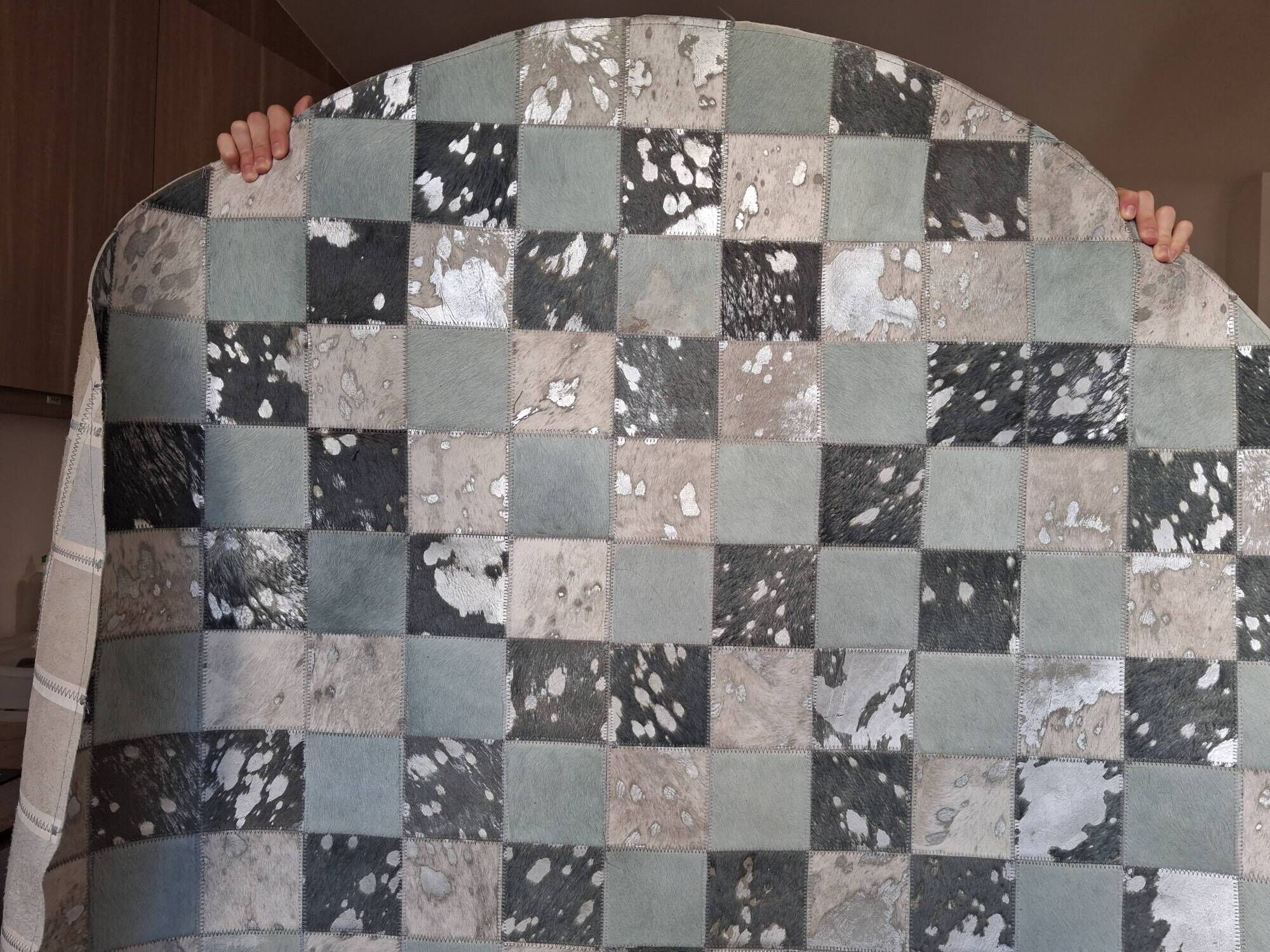 Round cowhide rug