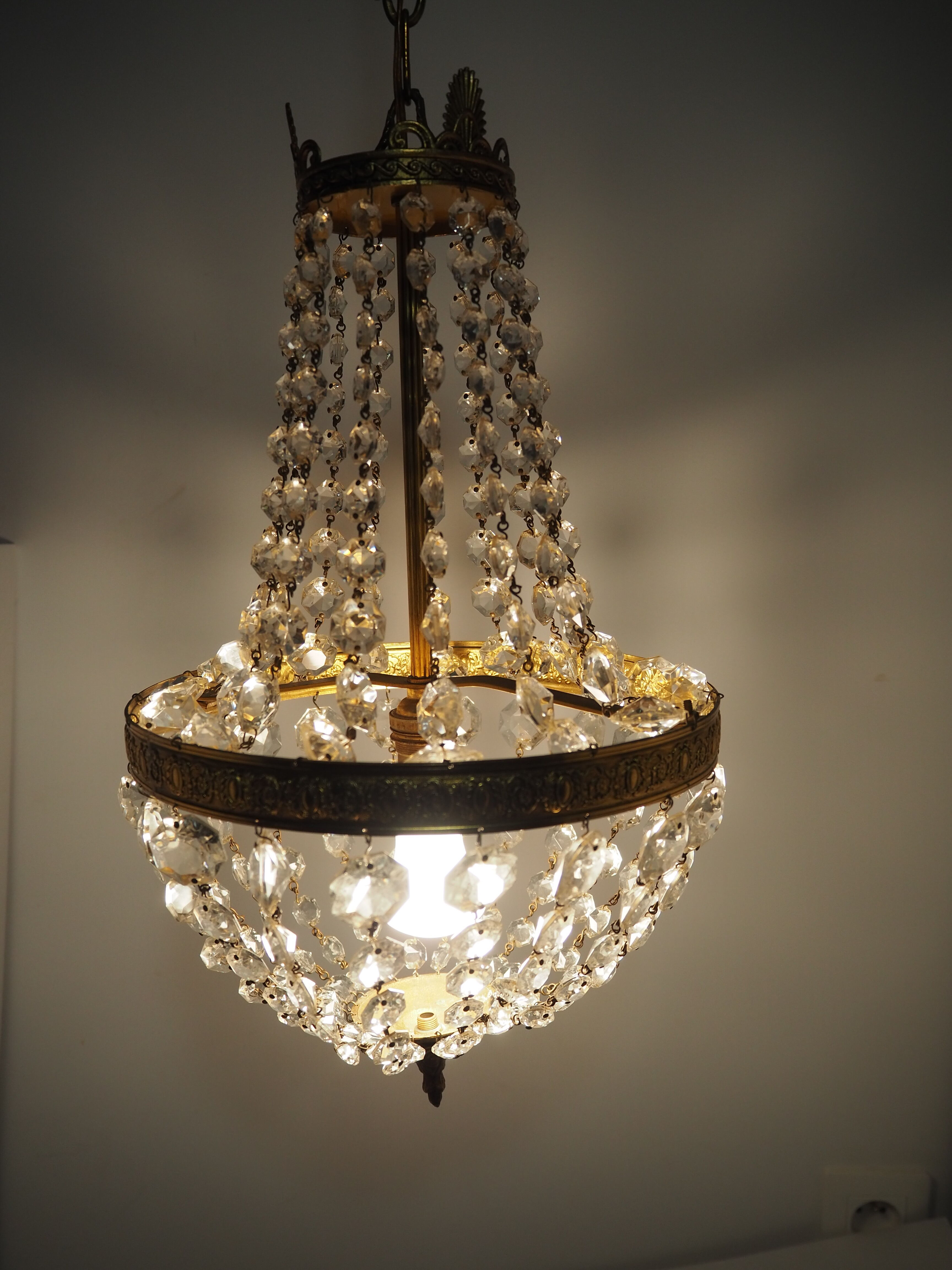 Balloon chandelier with glasses and bronze pampilles