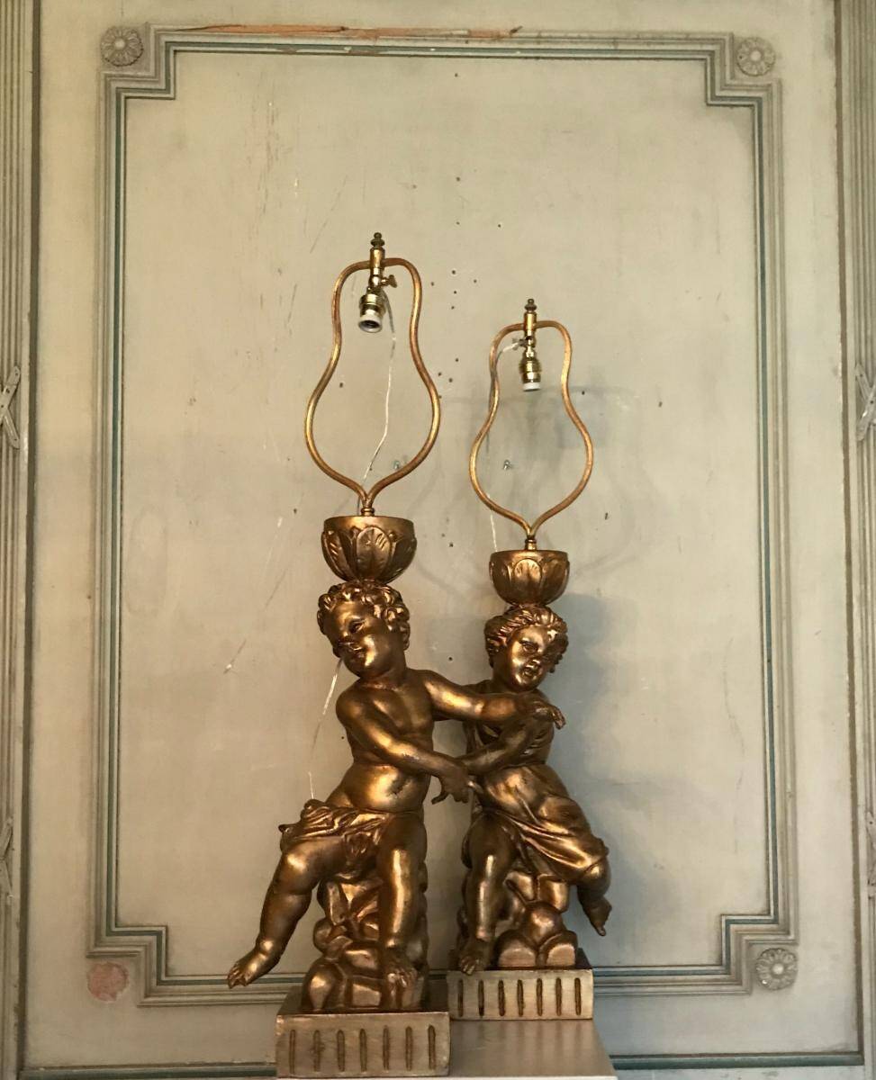 Deux enfants en bois sculpté doré, lampes de table