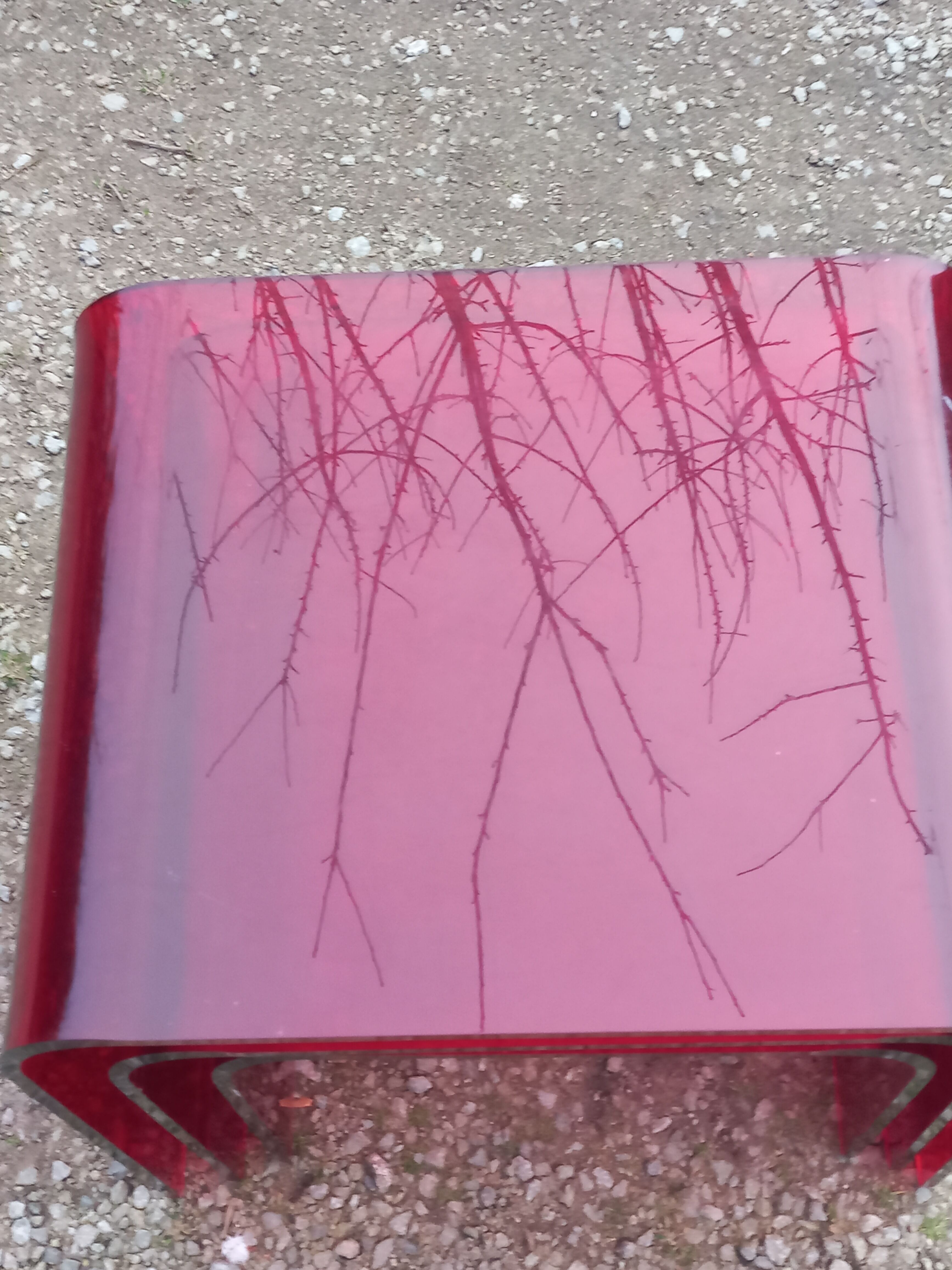 Set of 3 nesting tables in red plexiglass from the 70-80s