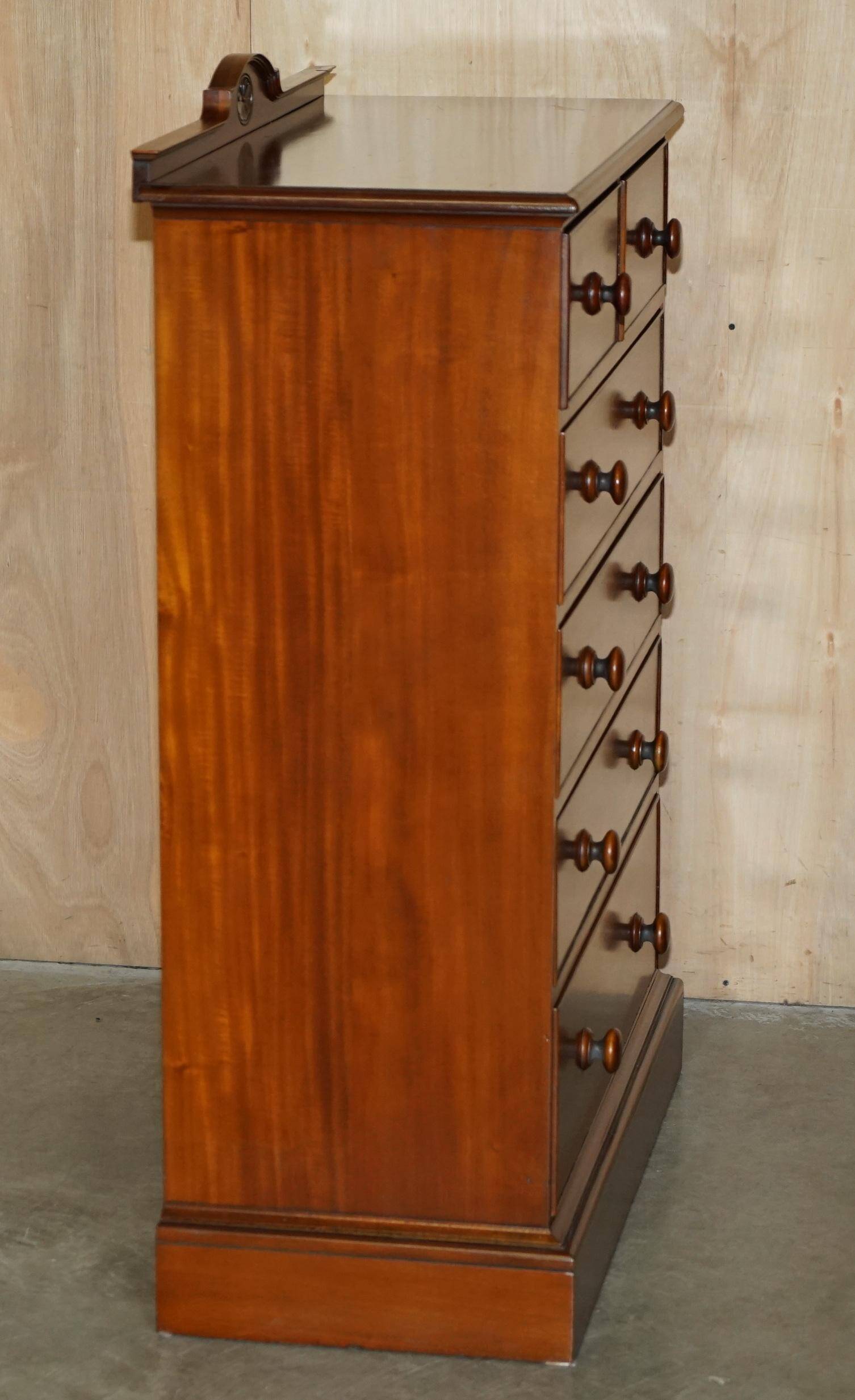 Paire de commodes vintage en acajou flammé