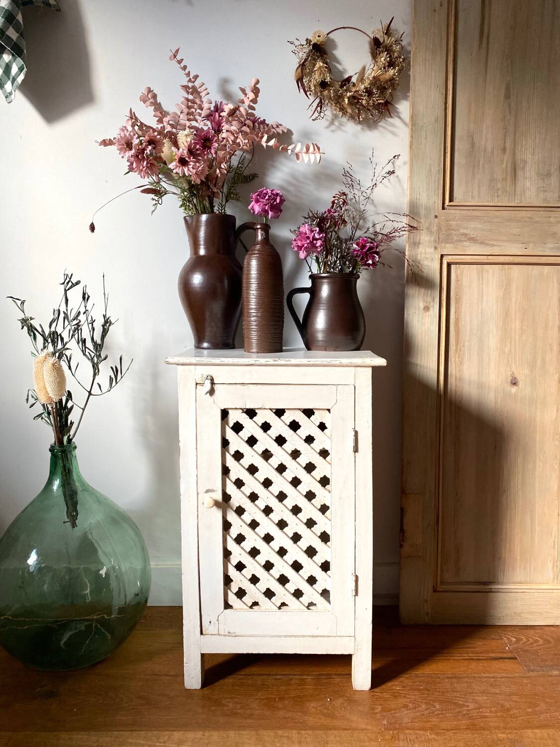 Jam jar with crossbars in old white patinated wood