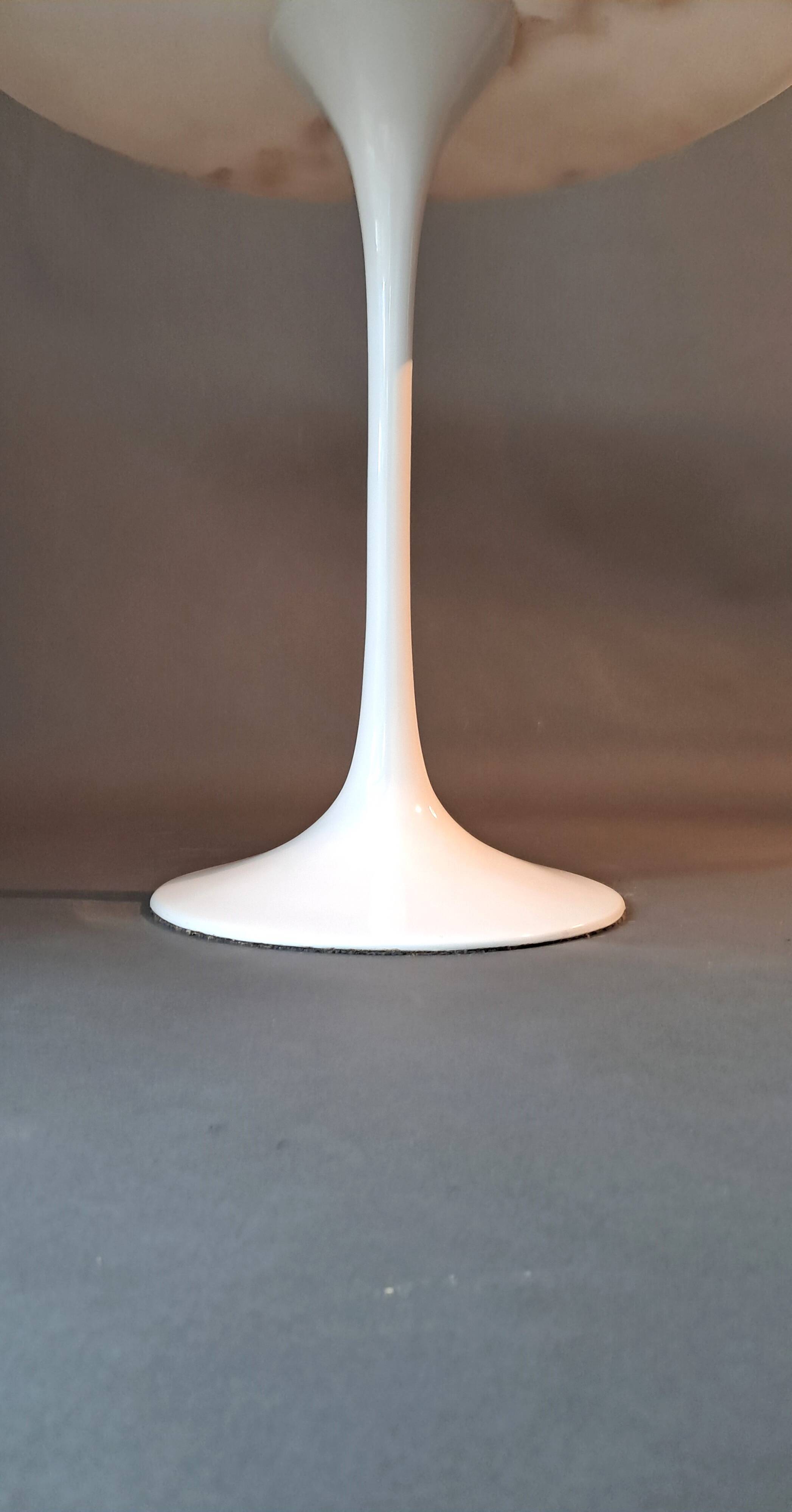 Tulip pedestal table in veined white marble and cast aluminum base, 1970/1980