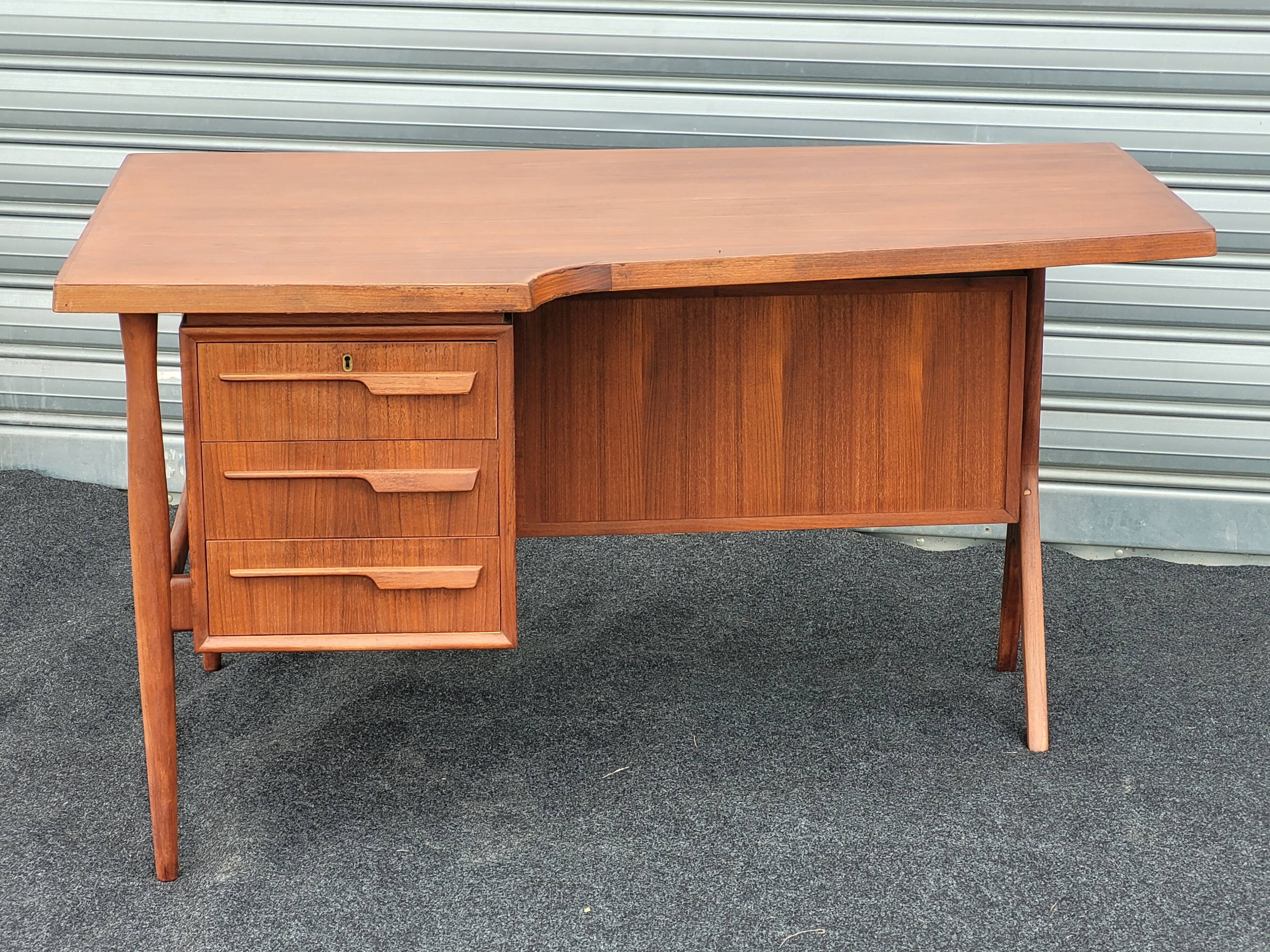 Exceptional Vintage Boomerang desk designed by Jacques Hauville 1960 p
