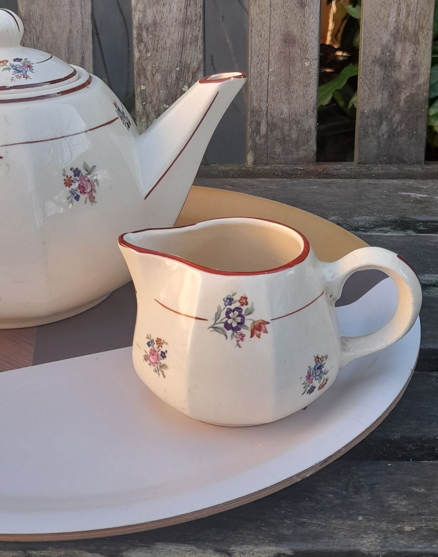 Theiere et pot à lait faience motif fleuri années 1930, Salins - France, E.Charbonnier