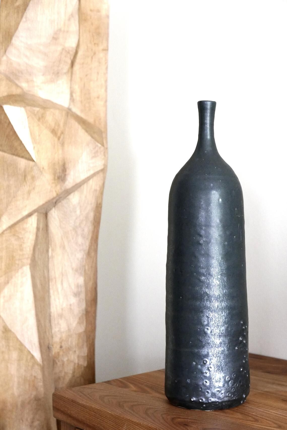 Black vase in Eric Astoul sandstone, the terminal