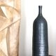 Vase noir en grès d'Eric Astoul, la borne