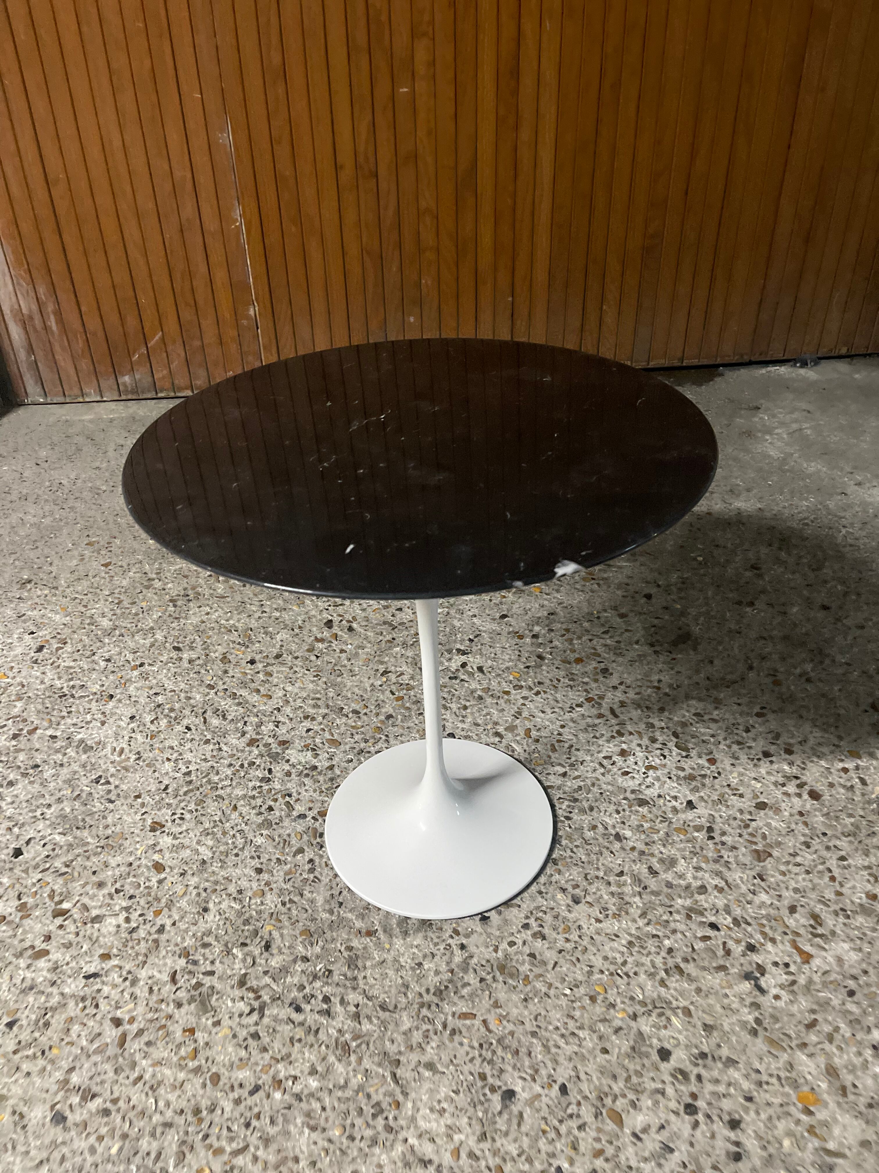Side table pedestal table by Eero Saarinen, knoll