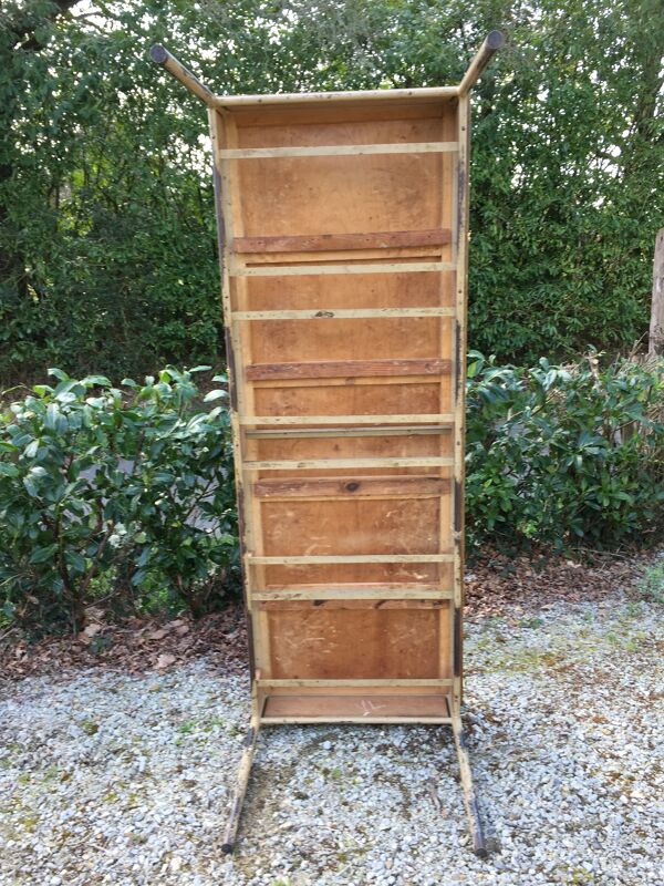Table vintage moderniste à piétement tubulaire métallique et plateau recouvert d’une toile cirée.