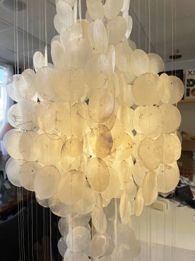 Very large cascading chandelier in mother-of-pearl, Verner Panton style, 1970.