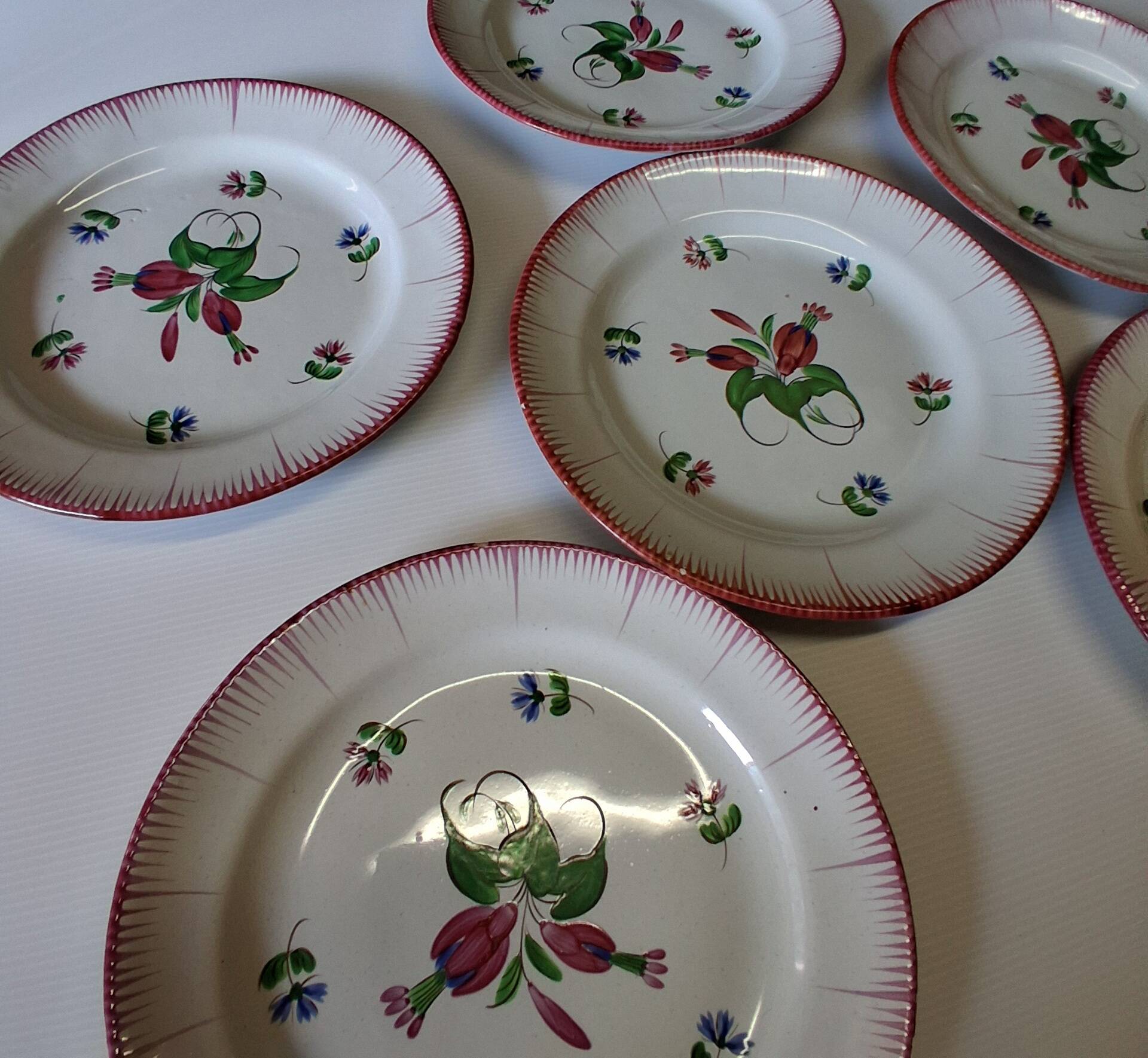 6 antique flat plates in earthenware in good condition.