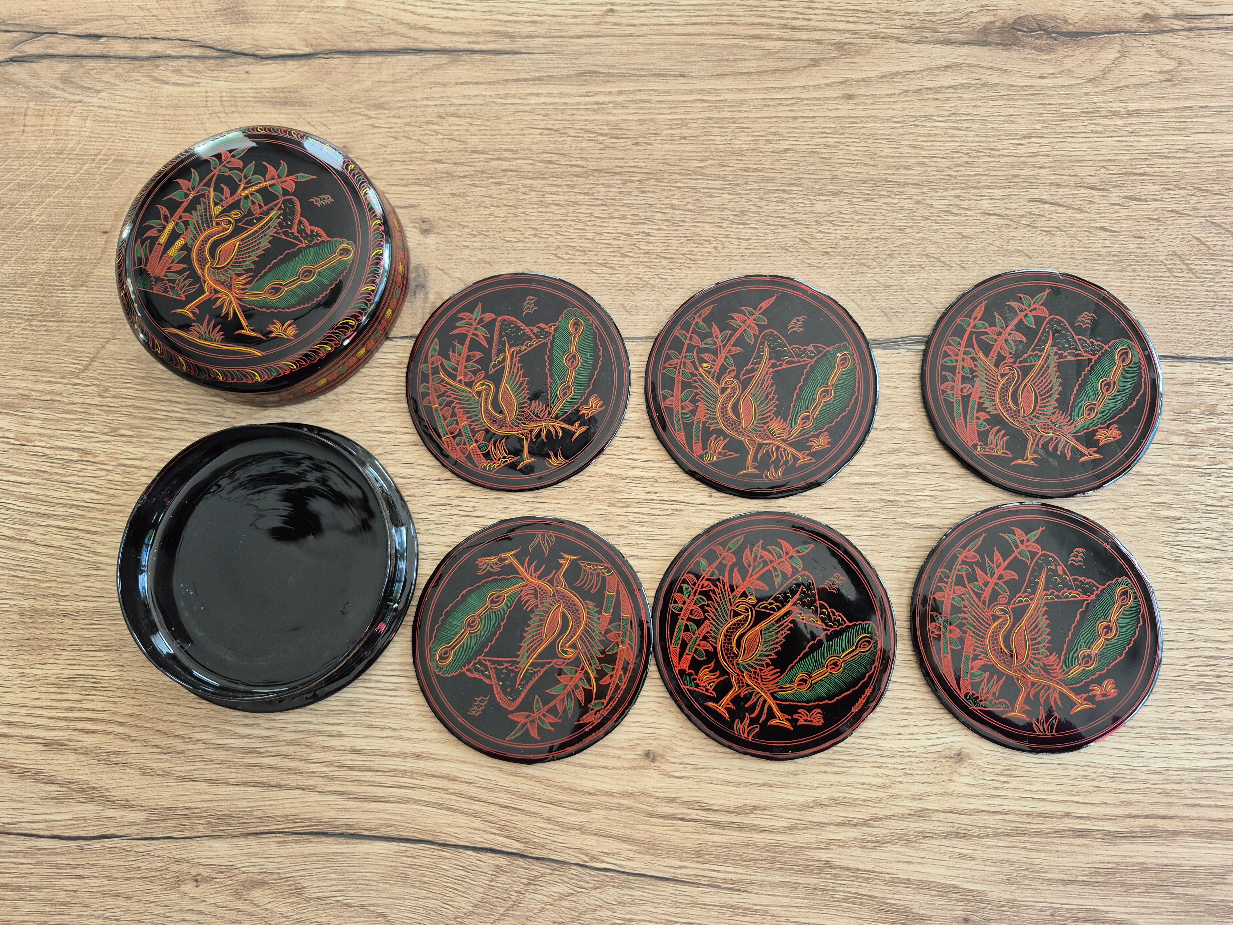 Round box and its 6 lacquered wooden coasters hand-painted.