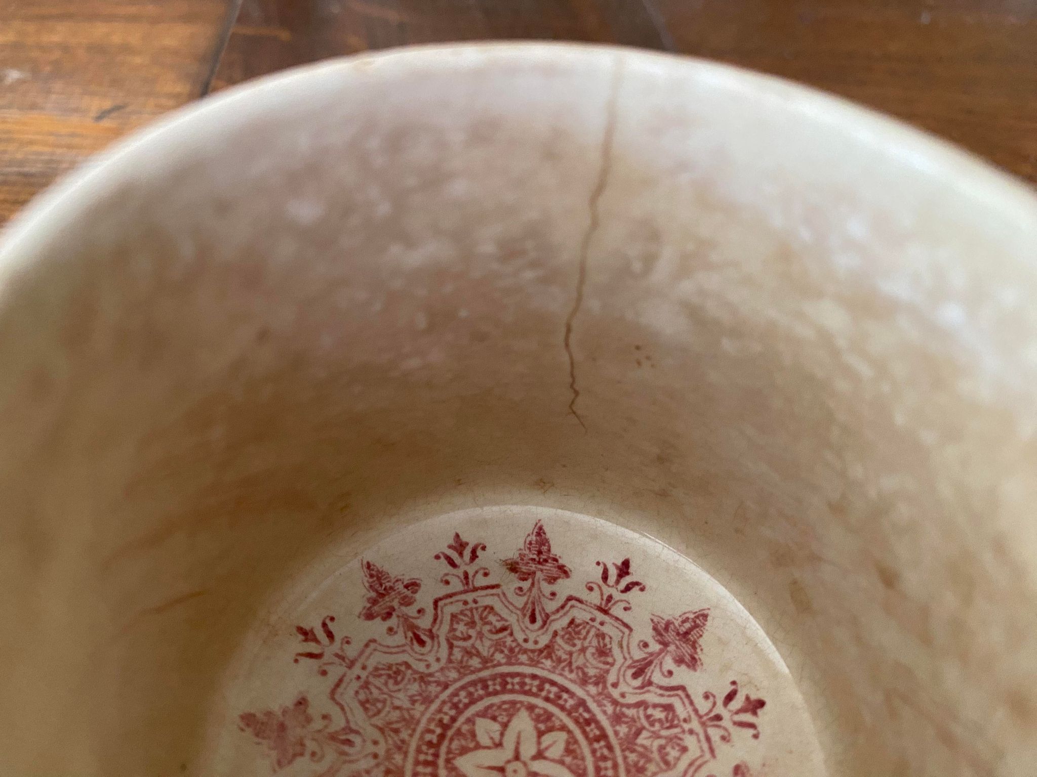 Tasse Terre de fer décor fresque bordeaux/rose