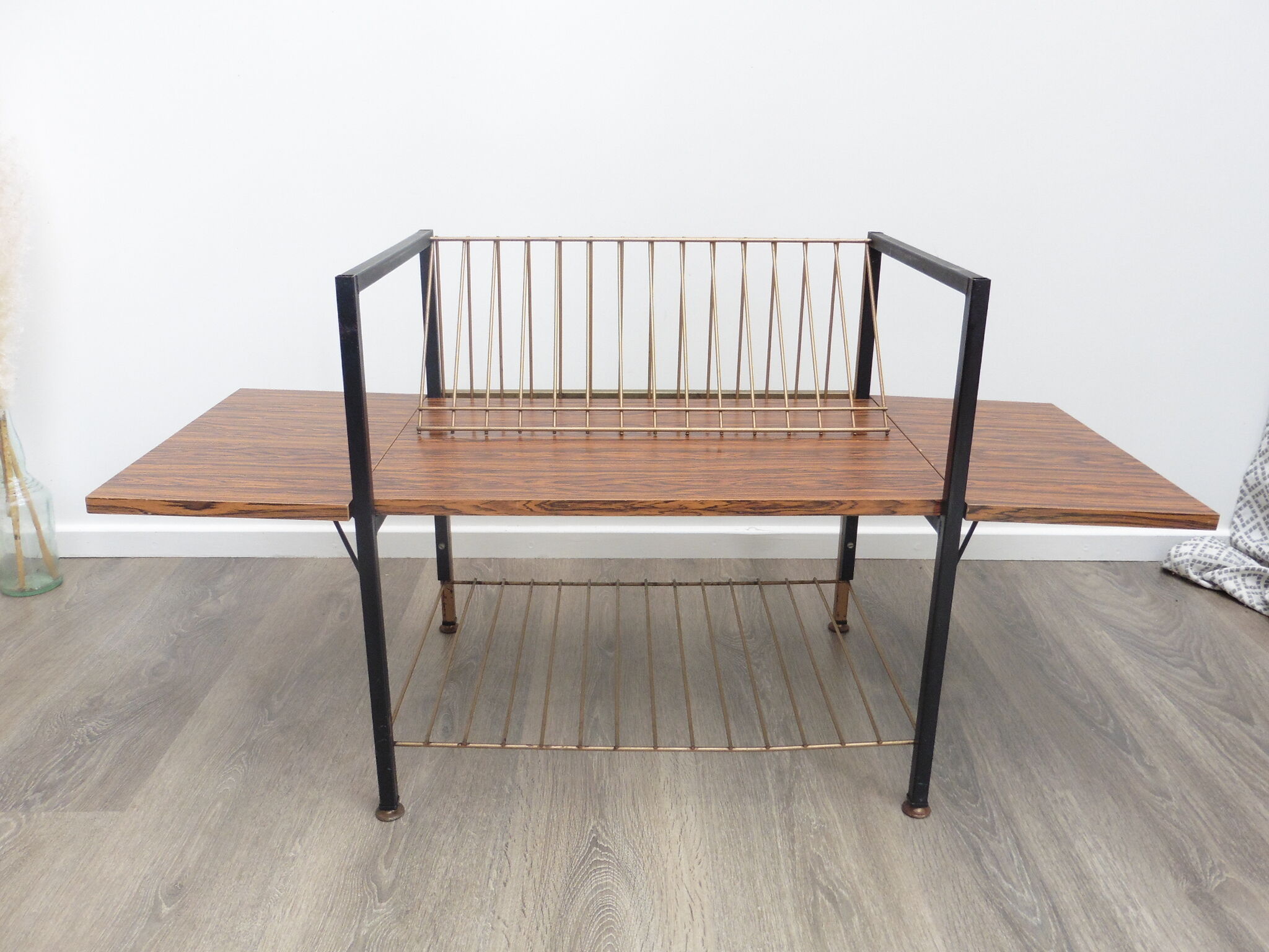 Expandable side table