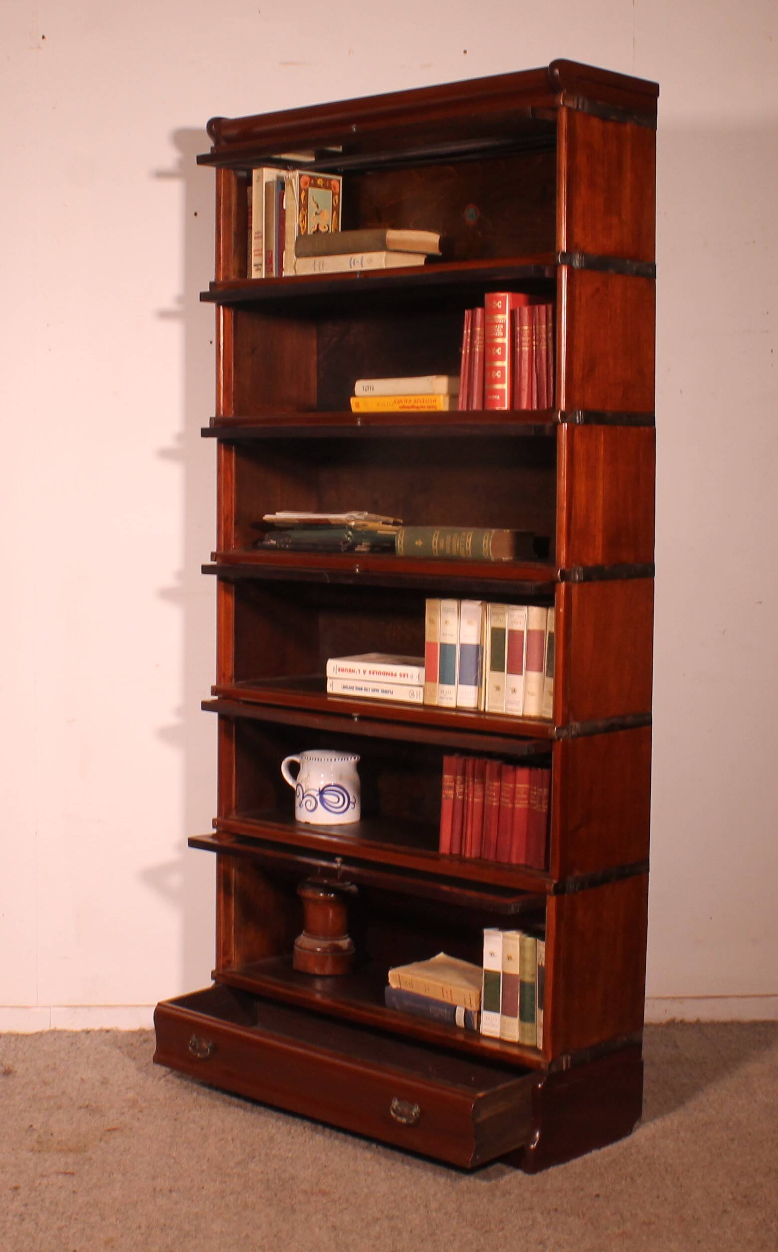 Globe Wernicke Library in mahogany with 6 elements and drawer.
