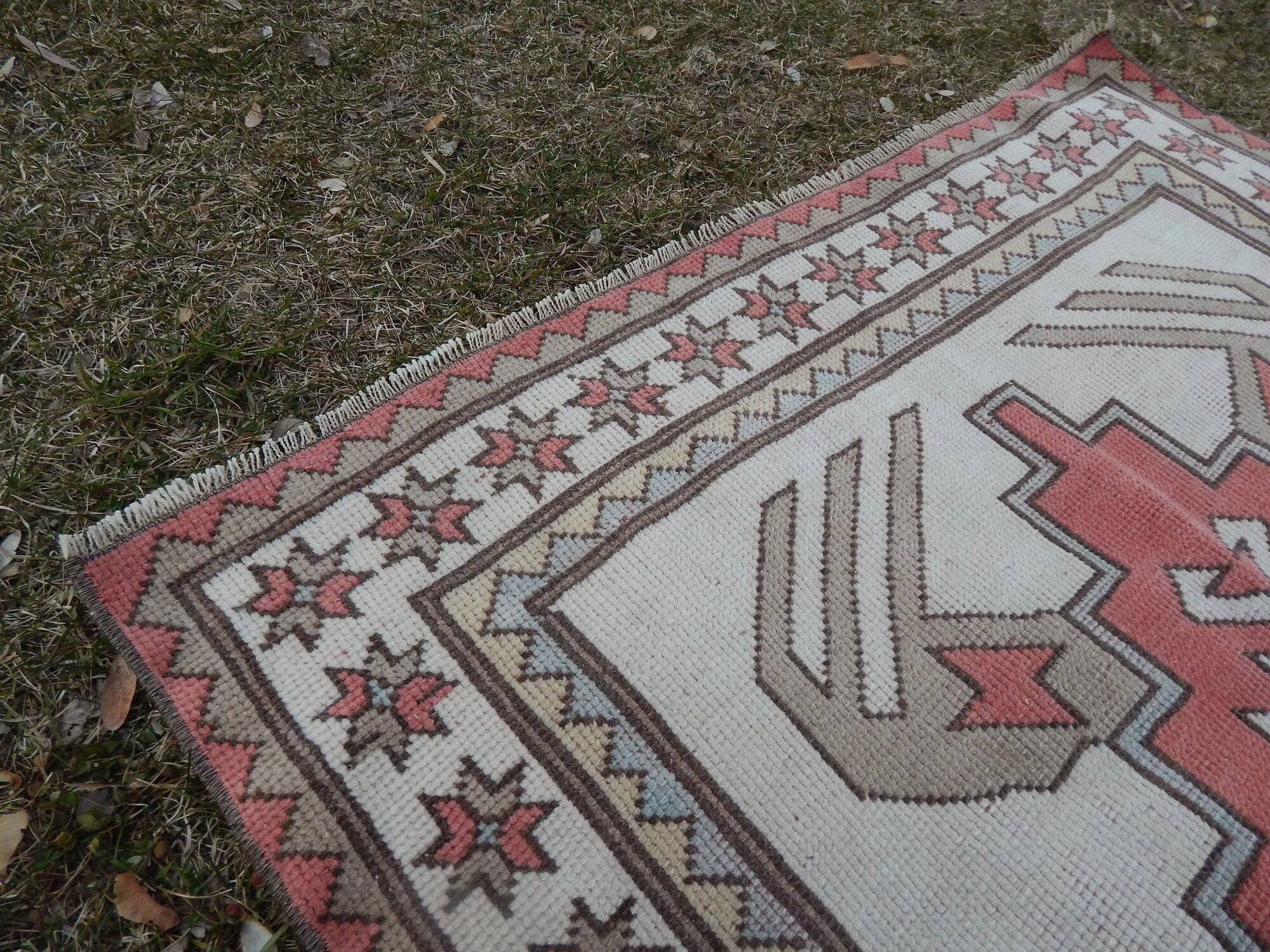 Vintage handmade Turkish rug 116x122 cm