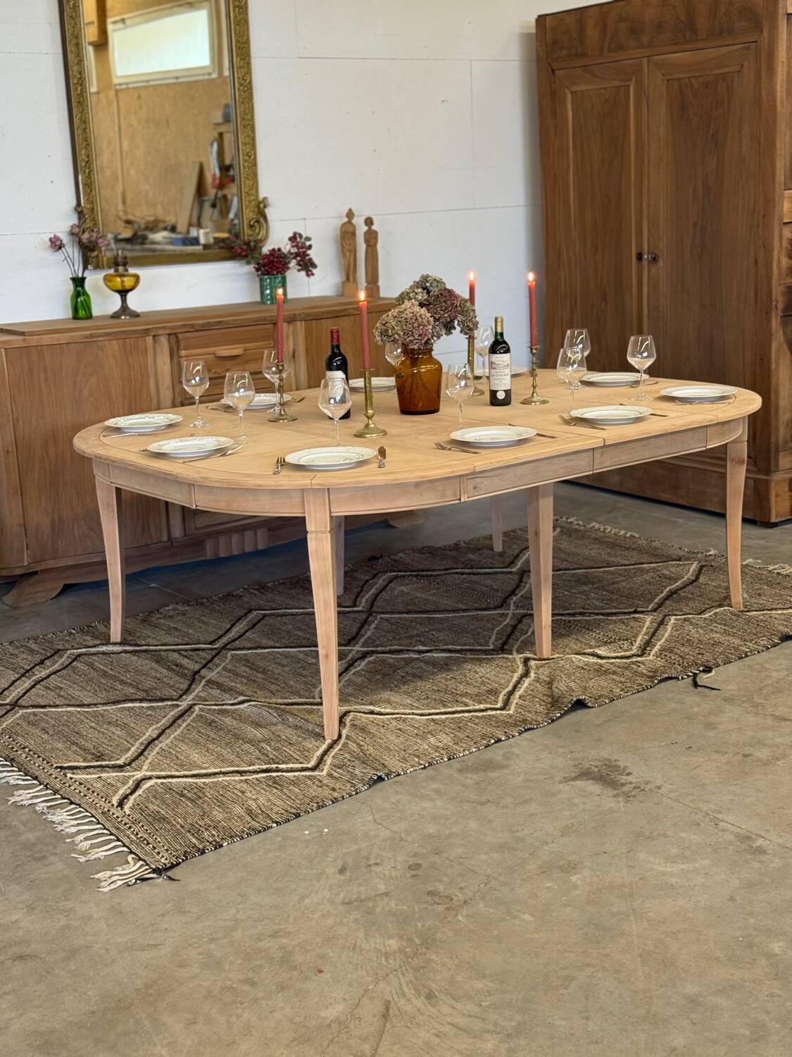 Extendable table with several options.