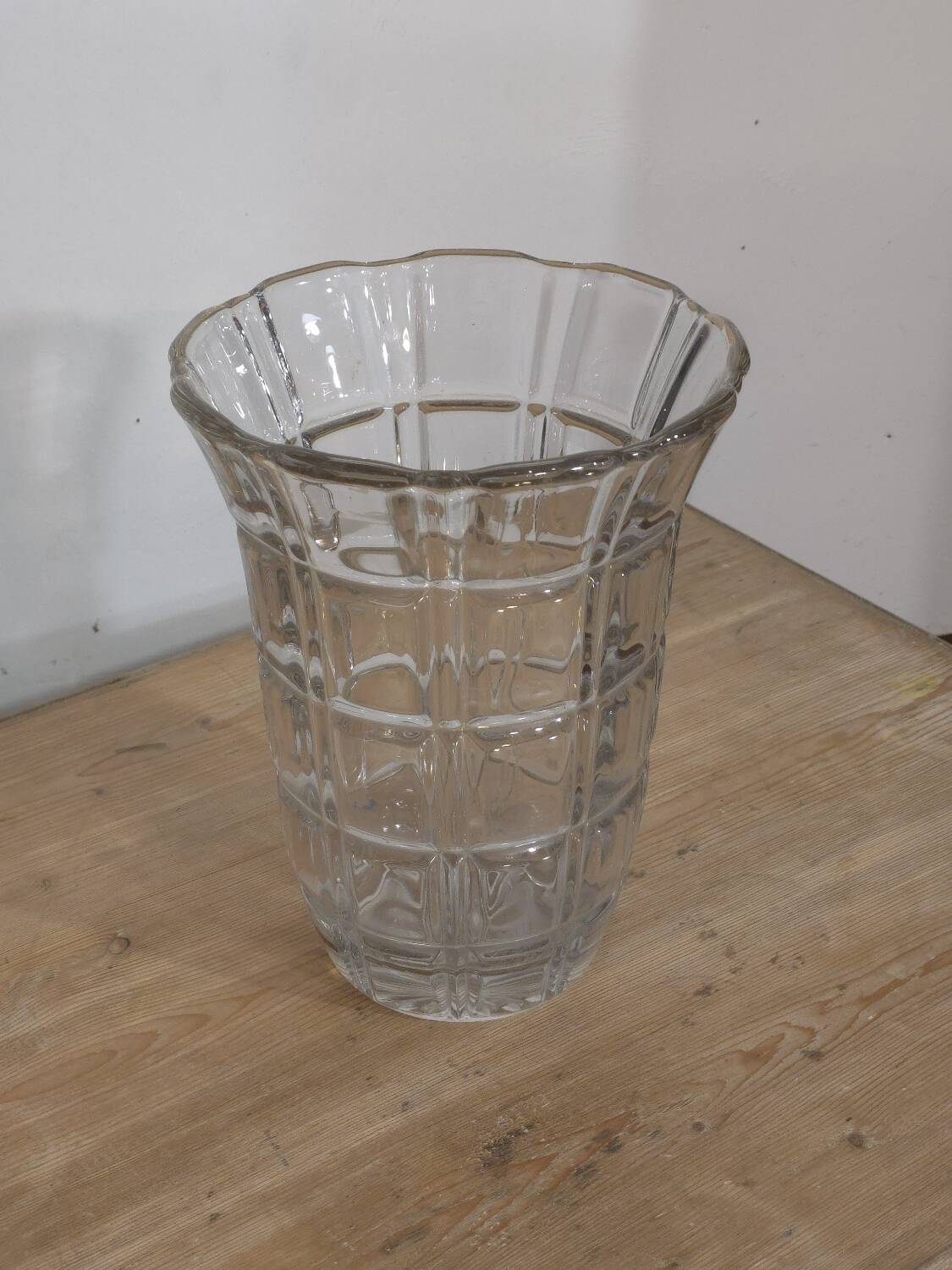 Large Art Deco vase in chiseled white crystal