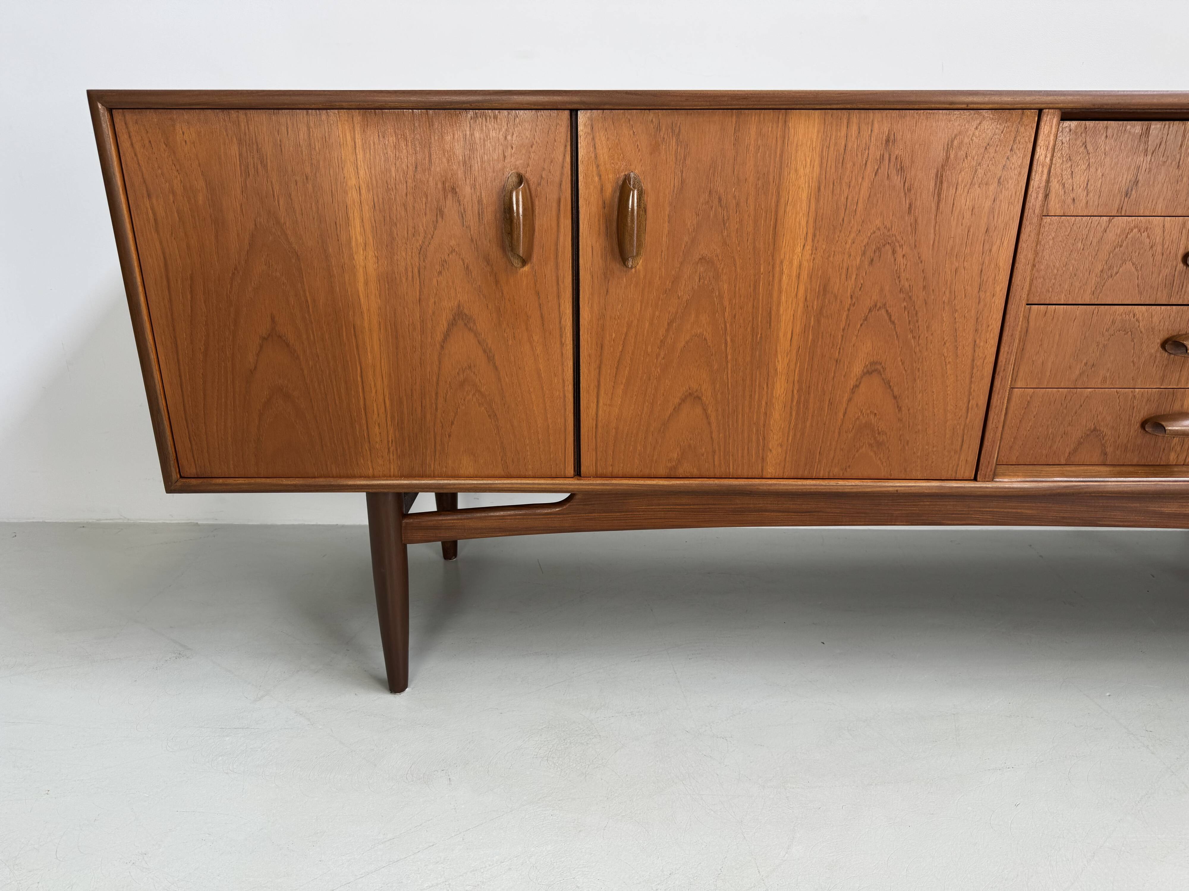 Vintage dressoir van G-Plan design Victor Wilkins uit de "Brasilia"