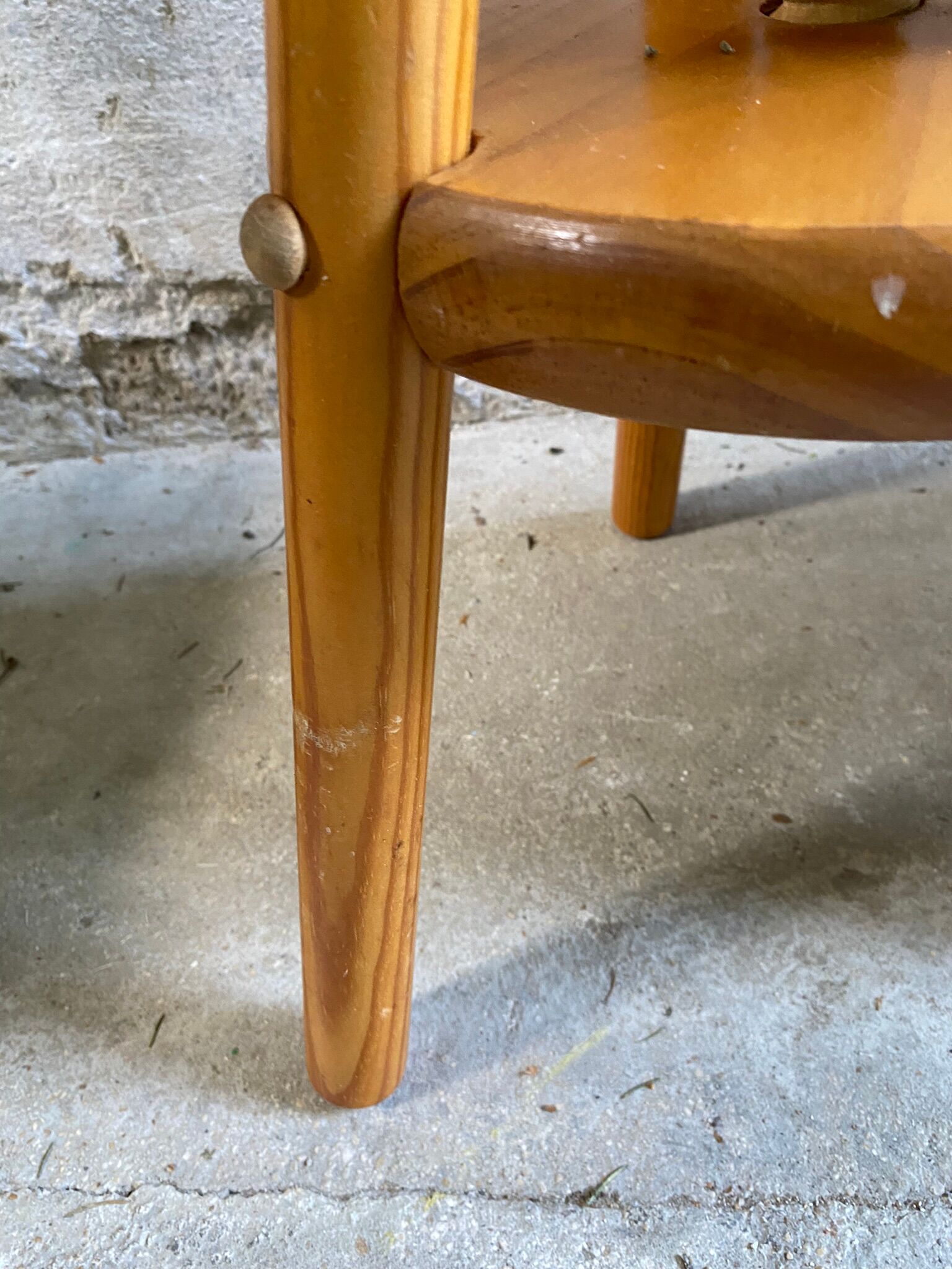 Vintage tripod workshop stool in pitchpin with height-adjustable screws