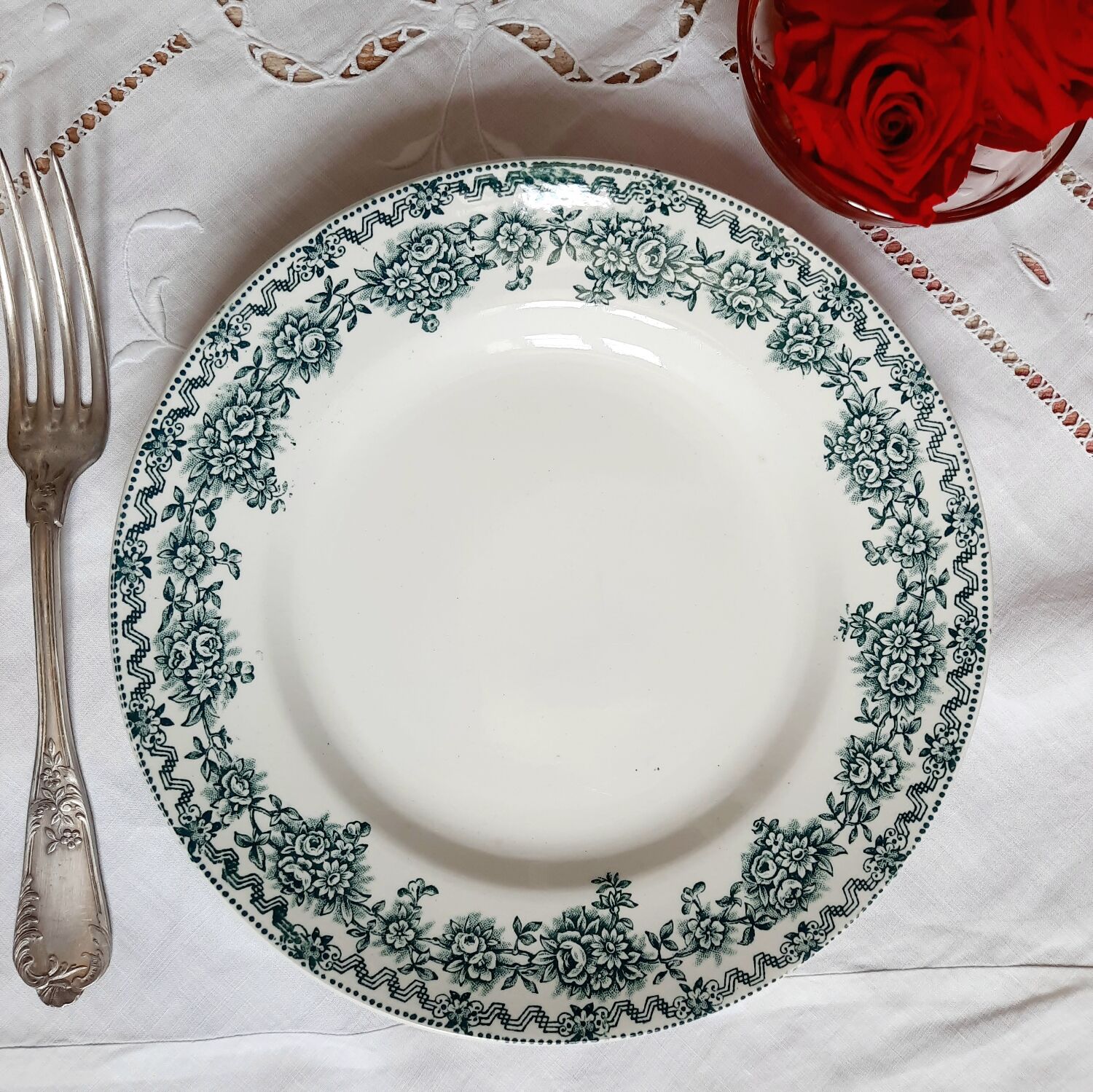 Old flat plates mismatched in iron earth accompanied by a serving dish